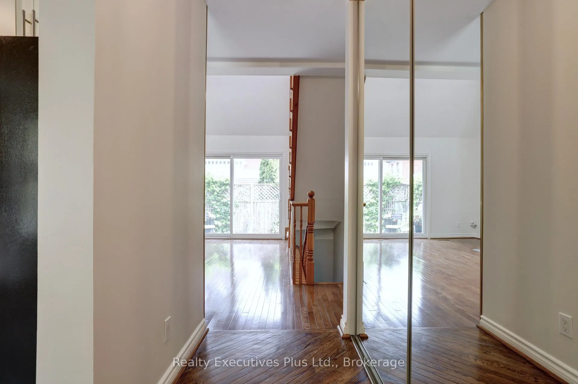 Photo 8 of 463 Blathwayte Lane, Burlington, Brant — HOMEH