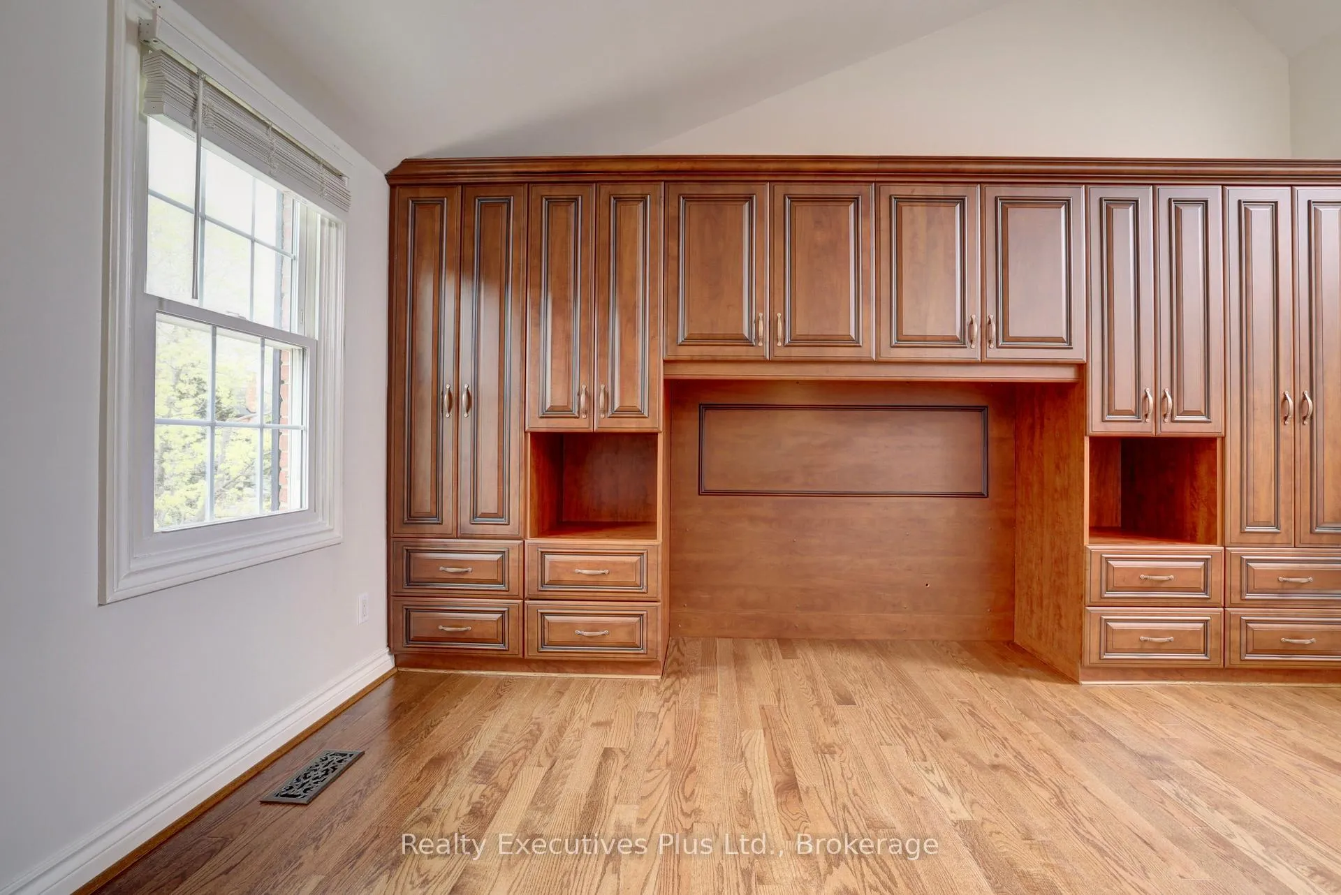 Photo 24 of 463 Blathwayte Lane, Burlington, Brant — HOMEH