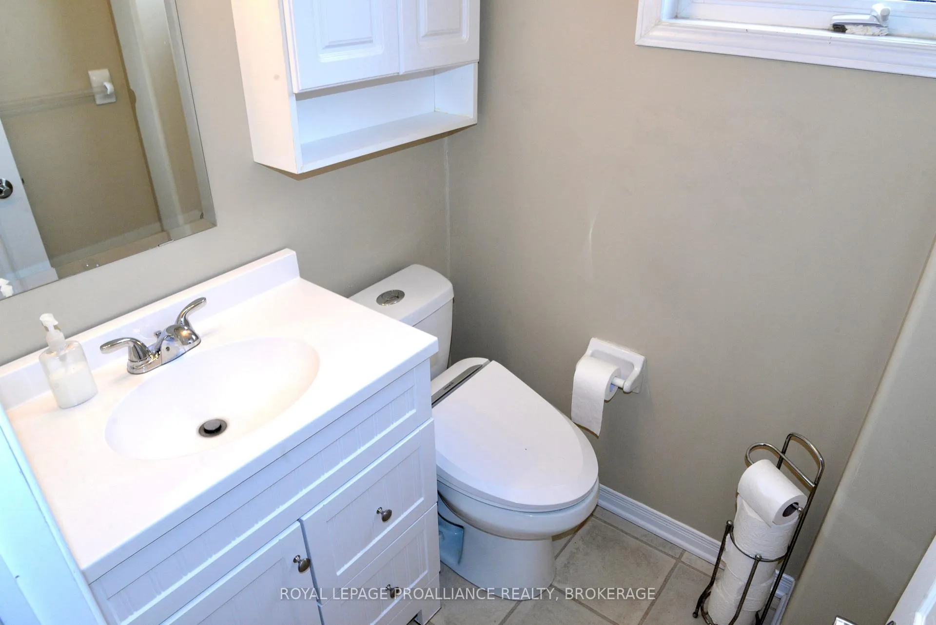 Photo 4 of 1031 Rainbow Crescent, Kingston, Kingston East (Incl Barret Crt) — HOMEH