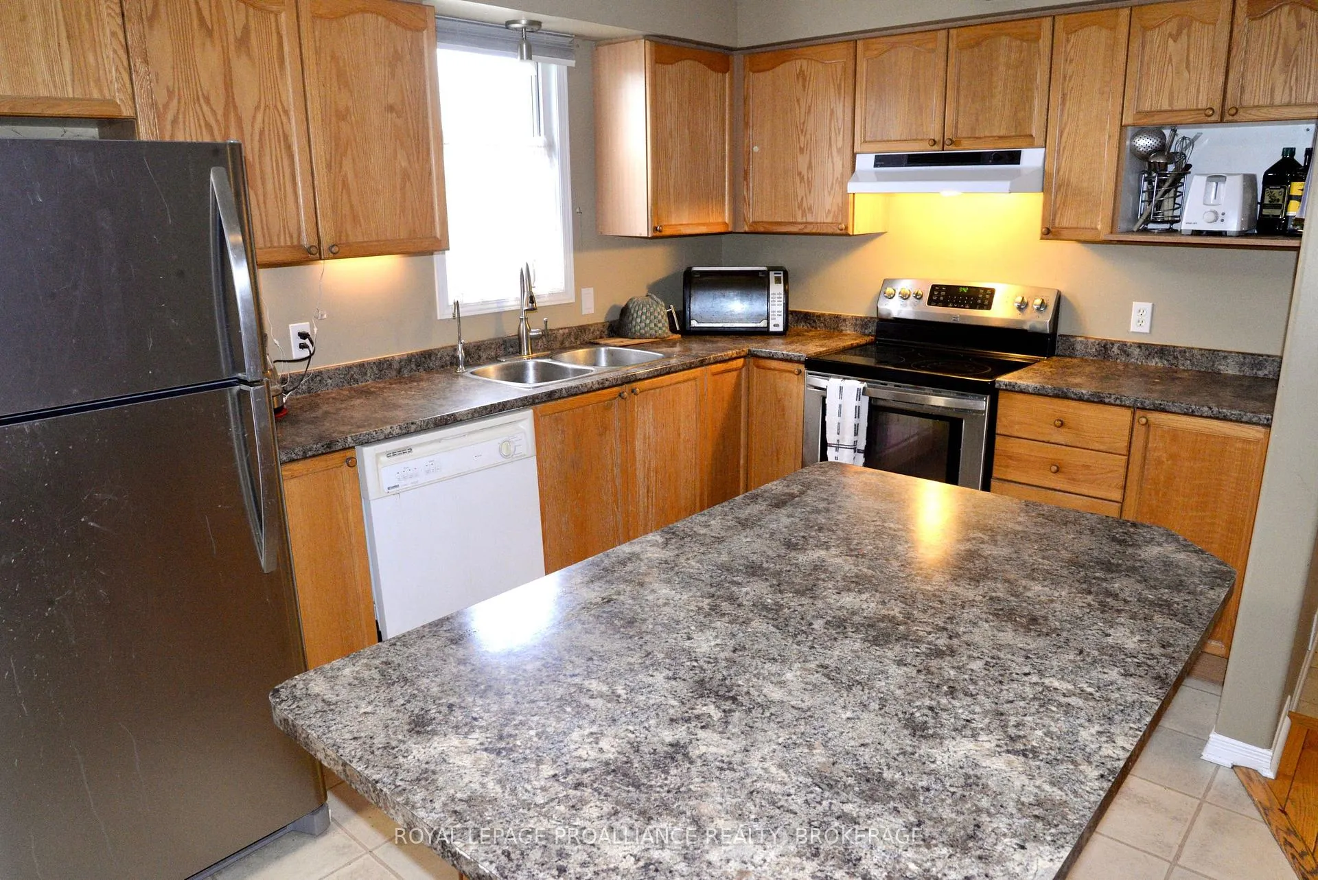 Photo 7 of 1031 Rainbow Crescent, Kingston, Kingston East (Incl Barret Crt) — HOMEH