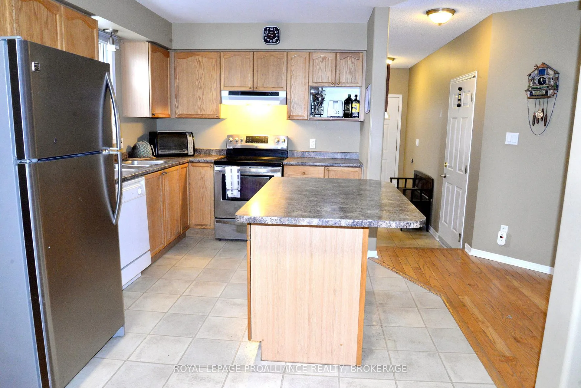 Photo 8 of 1031 Rainbow Crescent, Kingston, Kingston East (Incl Barret Crt) — HOMEH