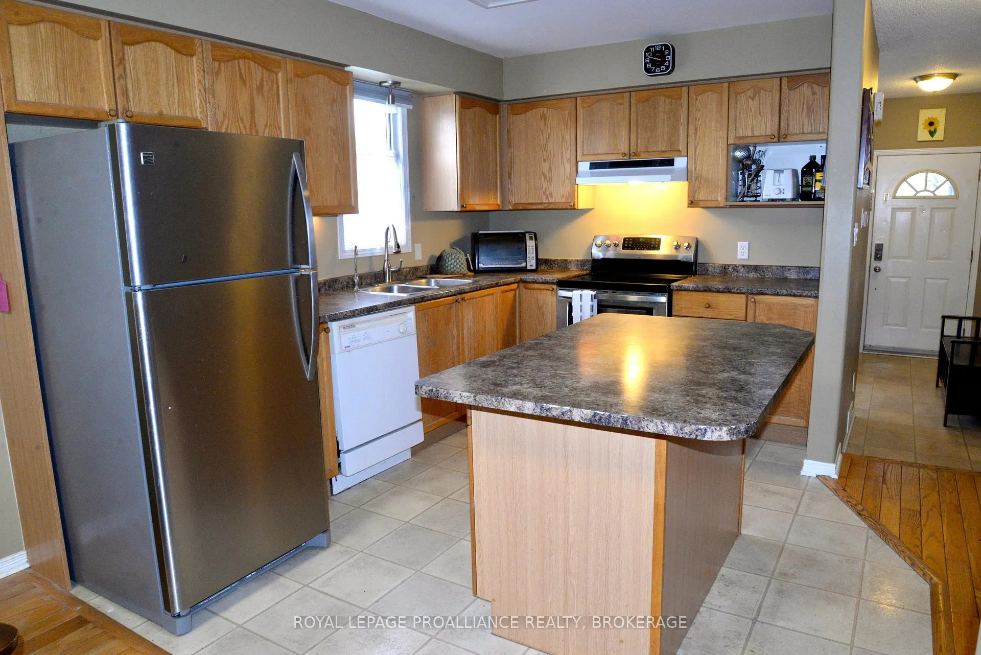 Photo 9 of 1031 Rainbow Crescent, Kingston, Kingston East (Incl Barret Crt) — HOMEH