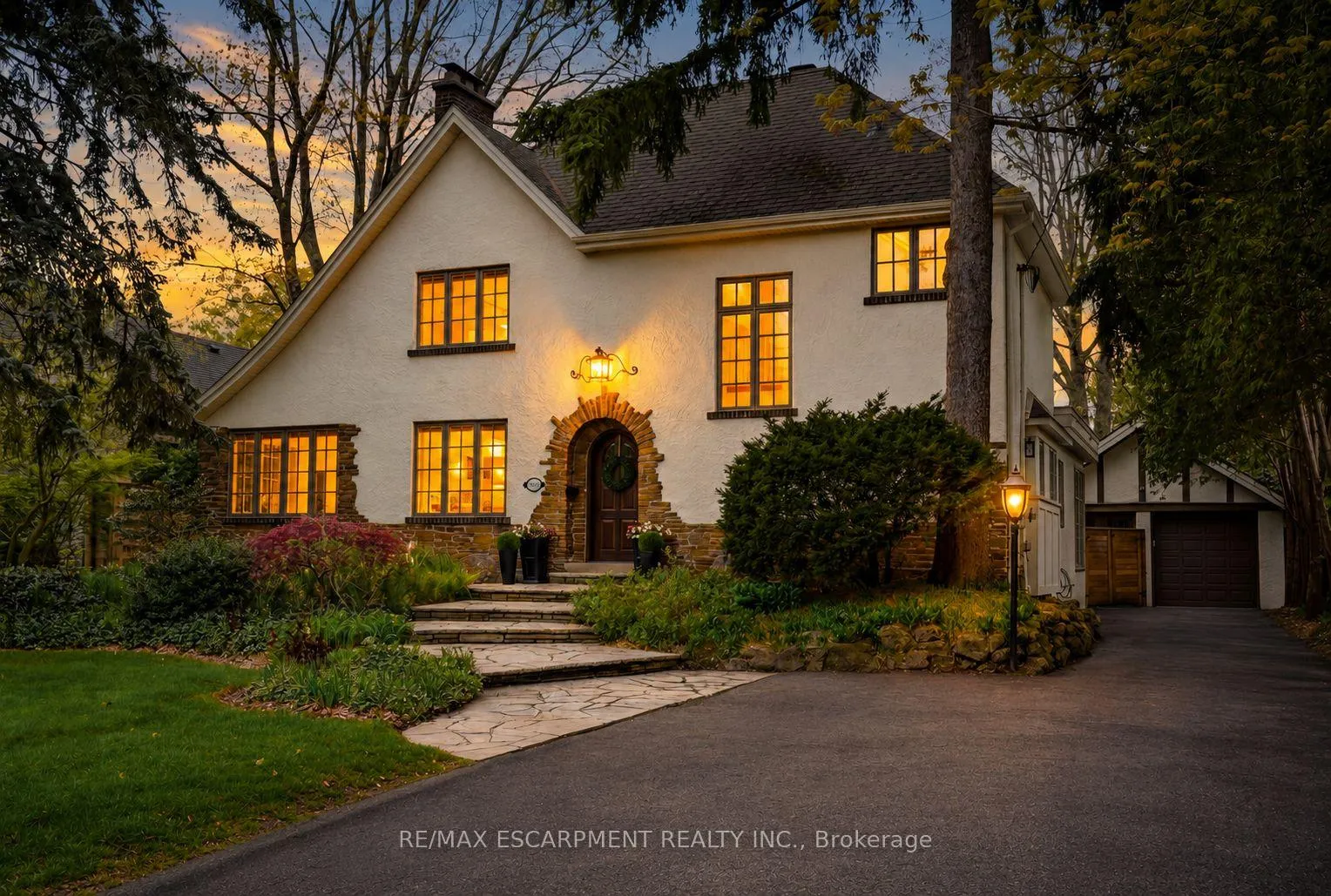 Front of 3081 Balmoral Avenue