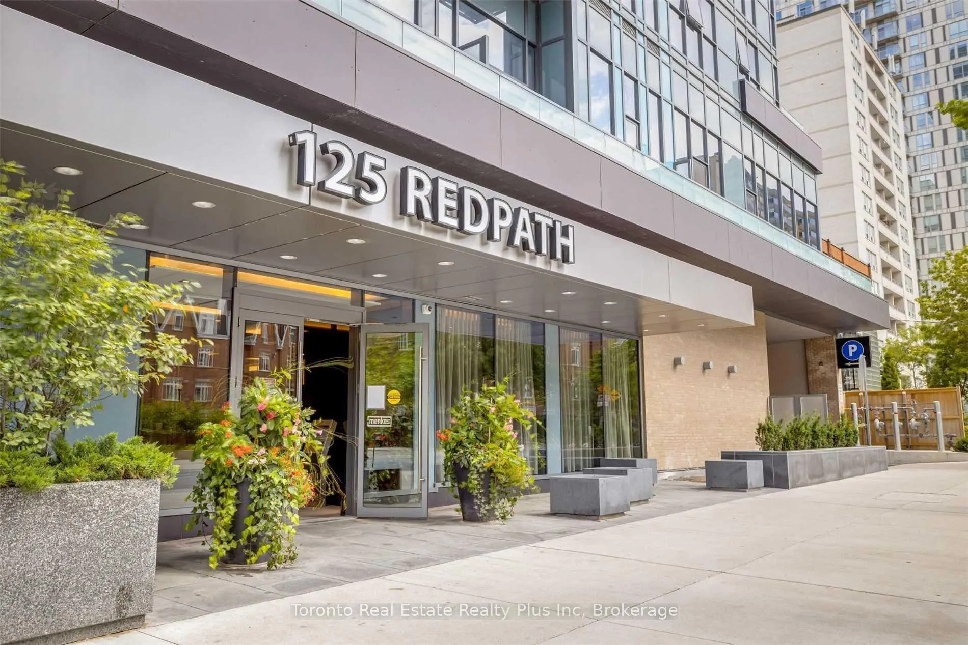 Front of Unit 1111, 125 Redpath Avenue