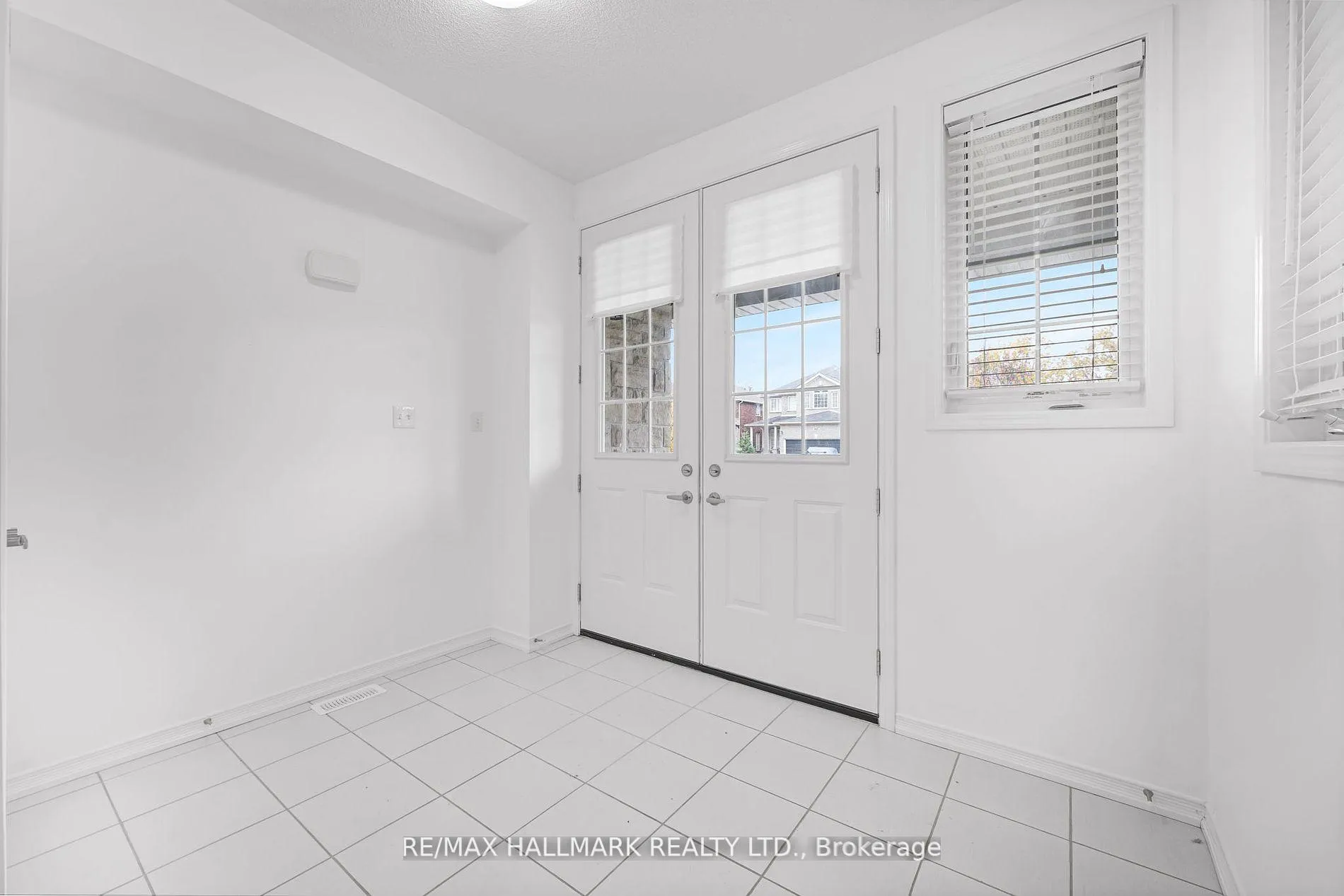 Photo 3 of 164 Birkhall Place, Barrie, Innis-Shore — HOMEH
