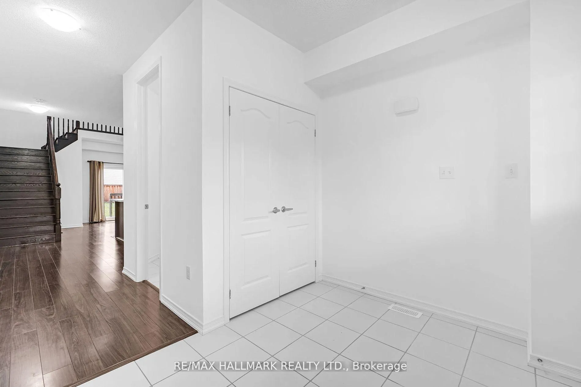 Photo 4 of 164 Birkhall Place, Barrie, Innis-Shore — HOMEH