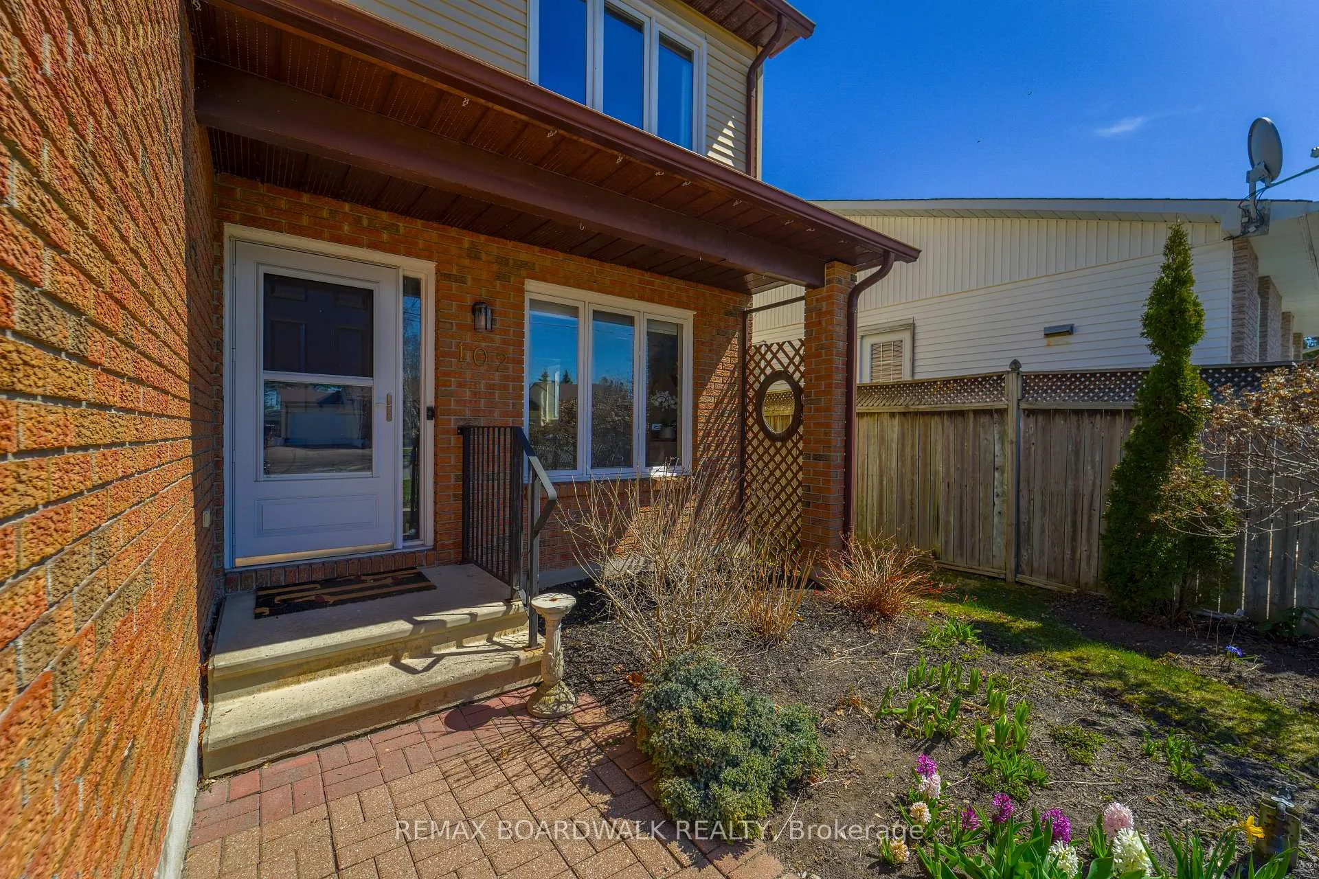 Photo 2 of 102 Seventh Avenue, Arnprior — HOMEH