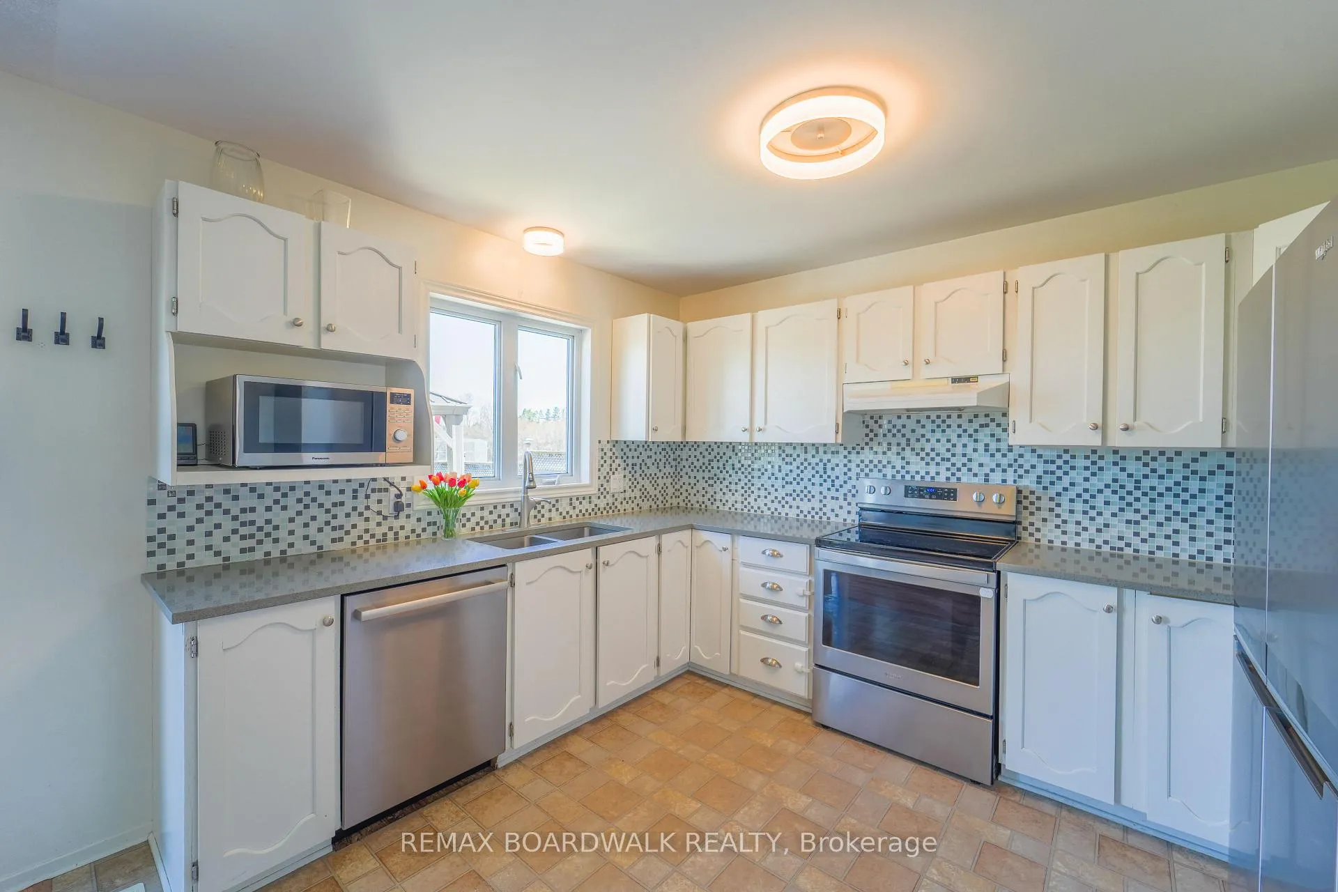 Photo 10 of 102 Seventh Avenue, Arnprior — HOMEH
