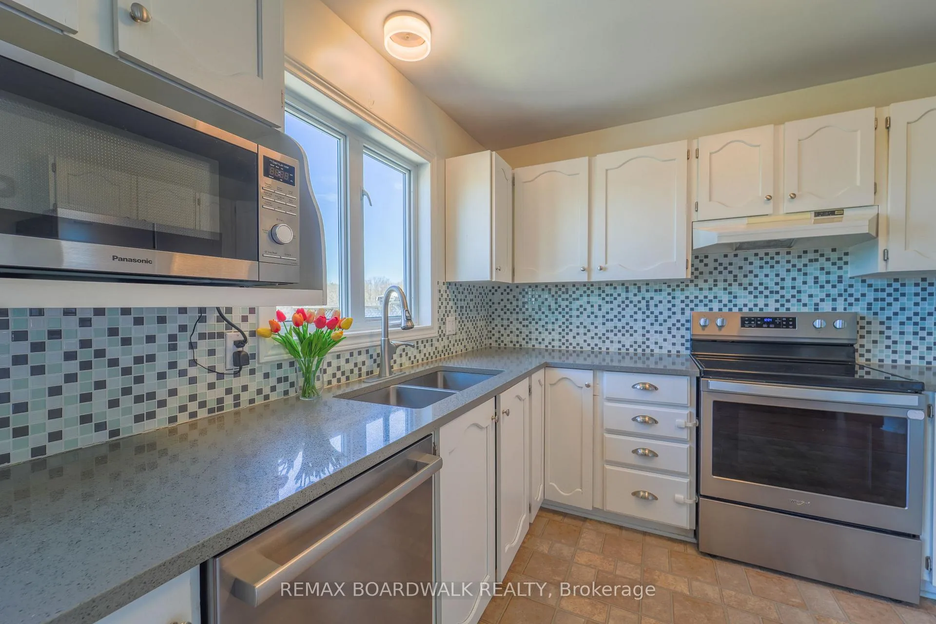 Photo 12 of 102 Seventh Avenue, Arnprior — HOMEH