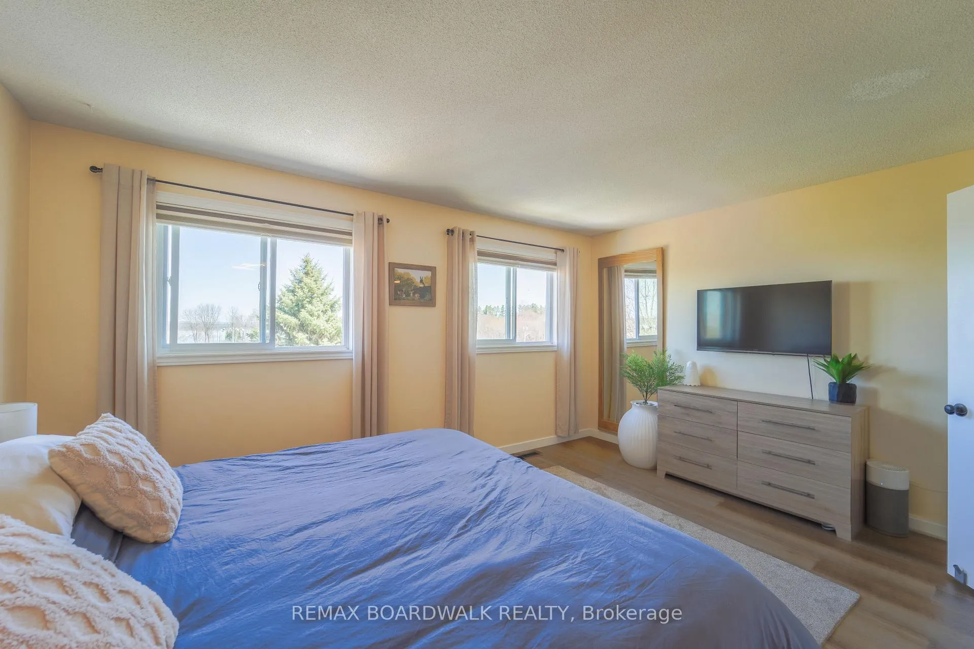 Photo 21 of 102 Seventh Avenue, Arnprior — HOMEH