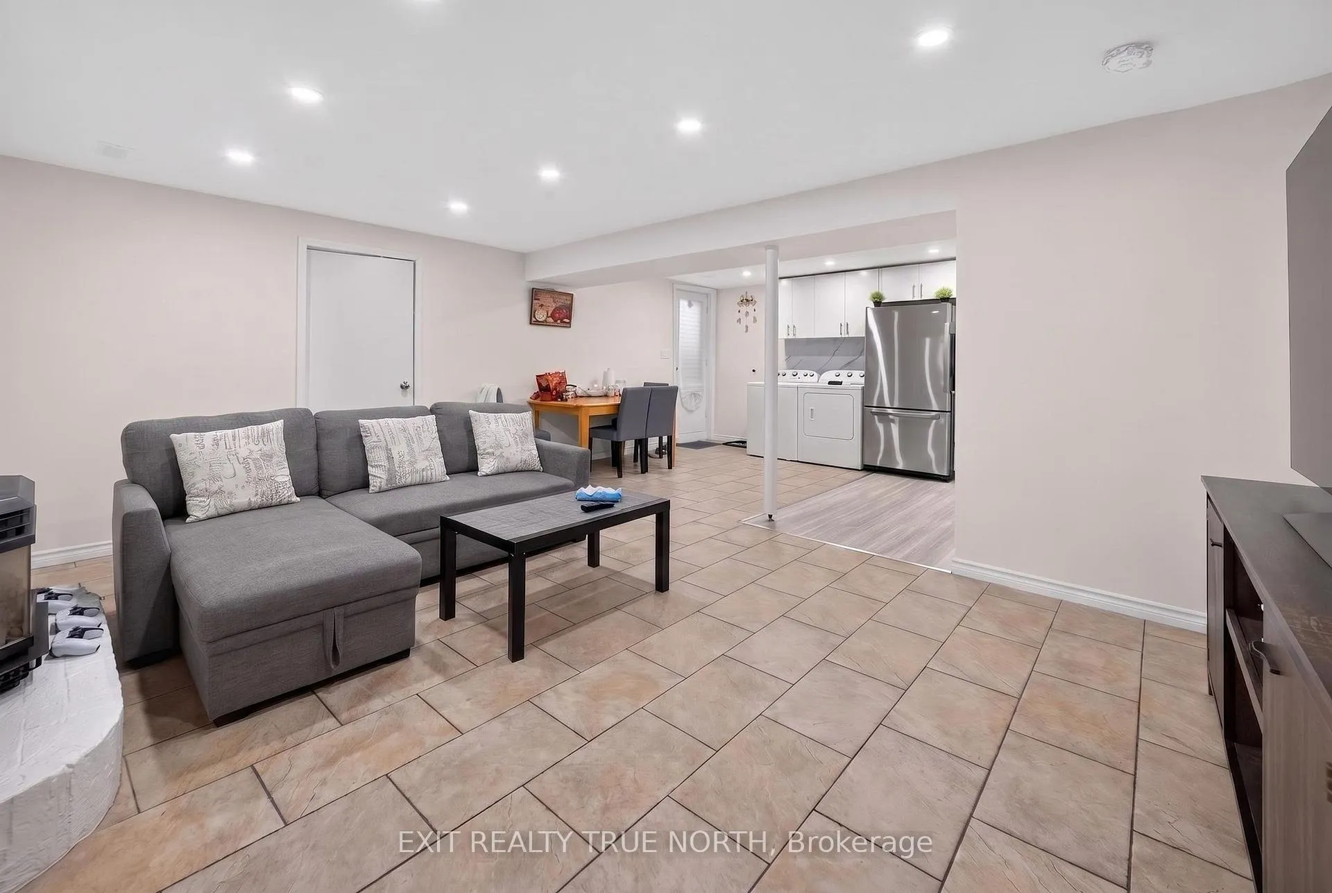 Photo 2 of Unit Unit B, 92 Aberdeen Avenue, Vaughan, East Woodbridge — HOMEH
