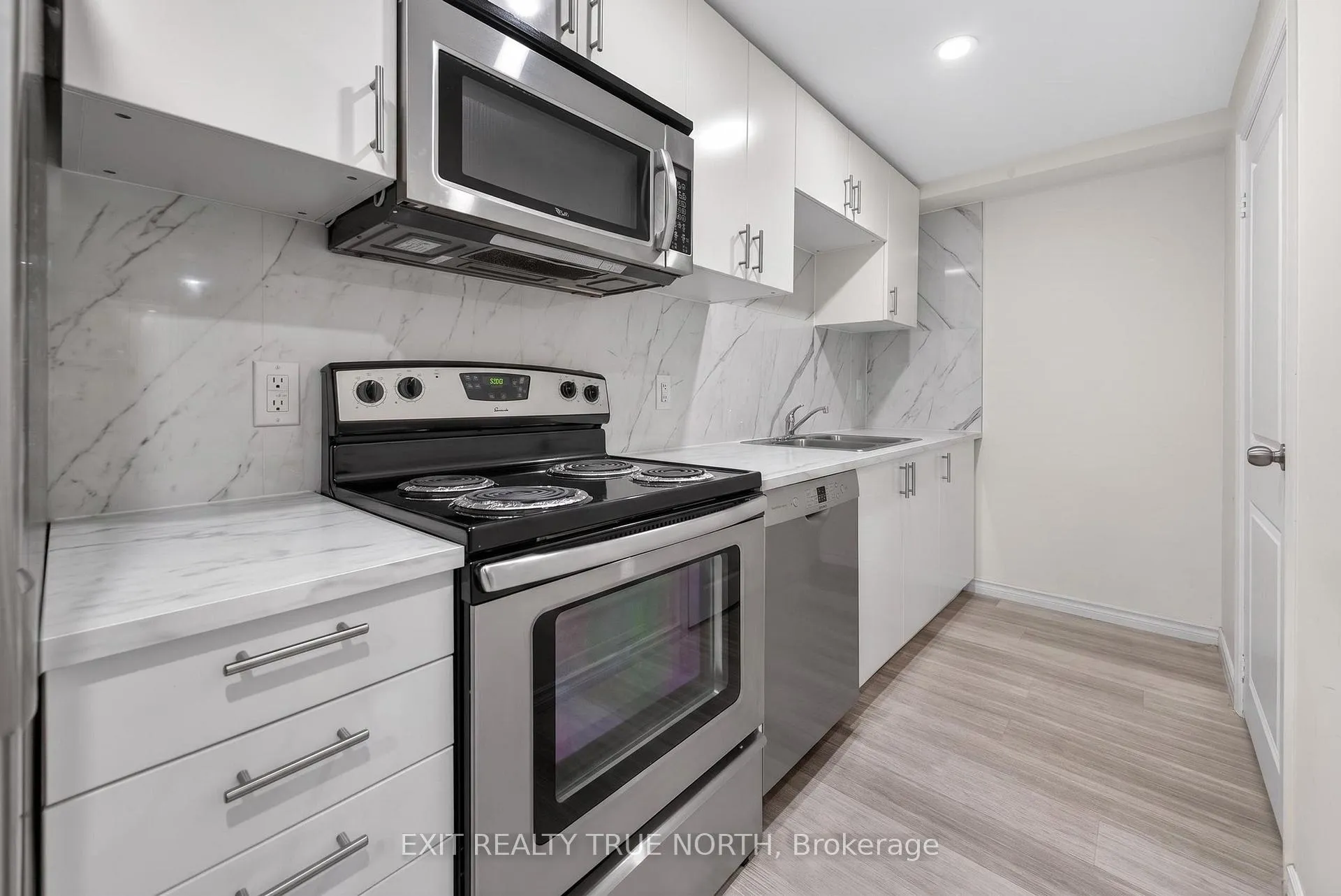 Photo 3 of Unit Unit B, 92 Aberdeen Avenue, Vaughan, East Woodbridge — HOMEH