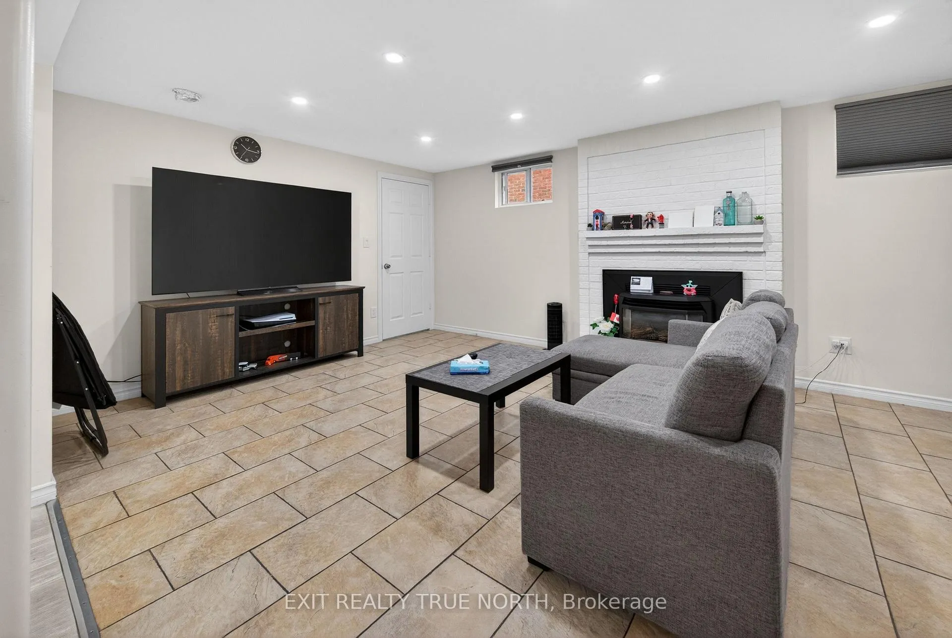Photo 4 of Unit Unit B, 92 Aberdeen Avenue, Vaughan, East Woodbridge — HOMEH