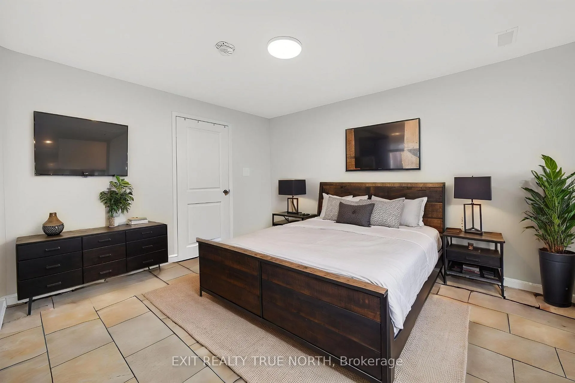 Photo 5 of Unit Unit B, 92 Aberdeen Avenue, Vaughan, East Woodbridge — HOMEH