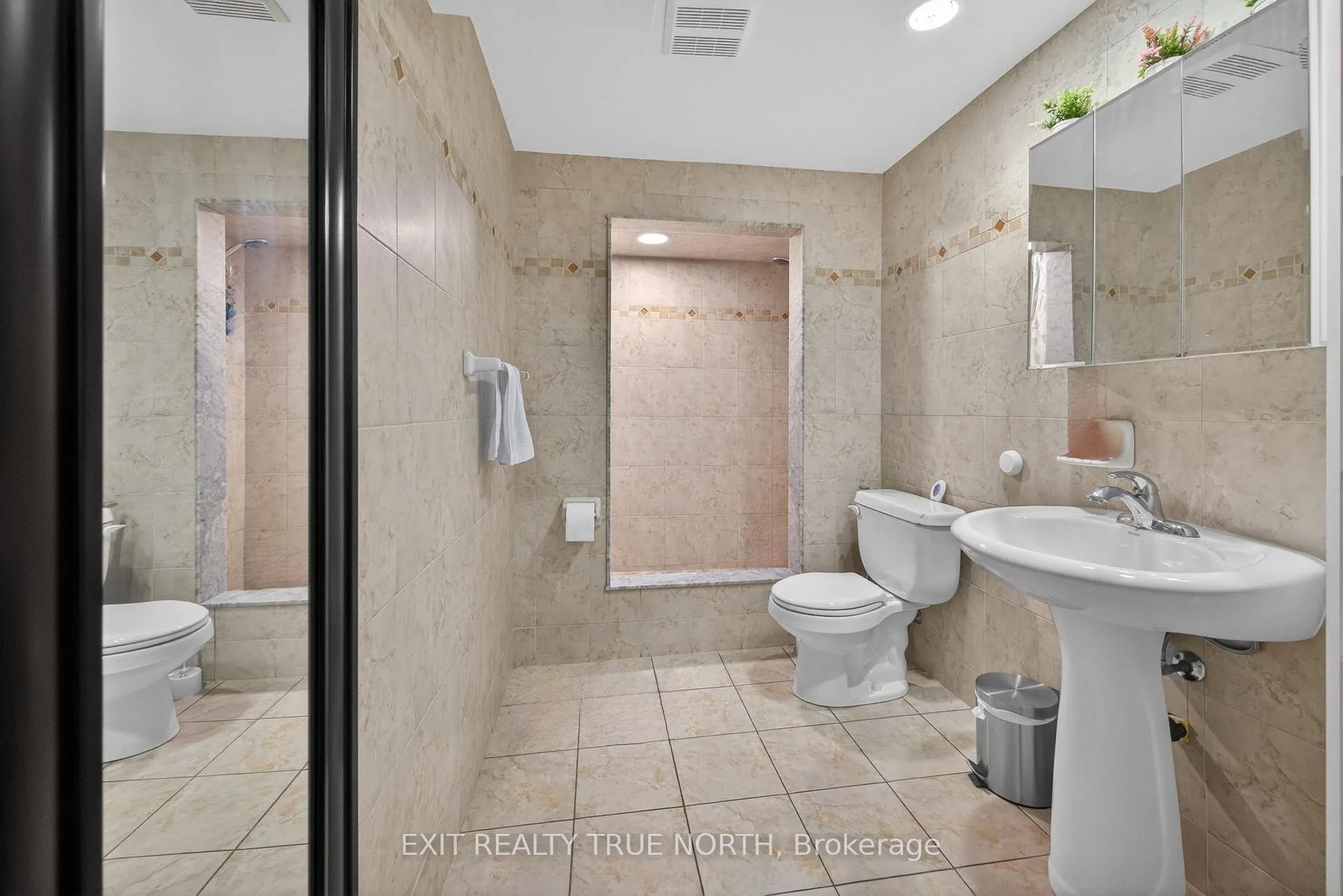 Photo 6 of Unit Unit B, 92 Aberdeen Avenue, Vaughan, East Woodbridge — HOMEH