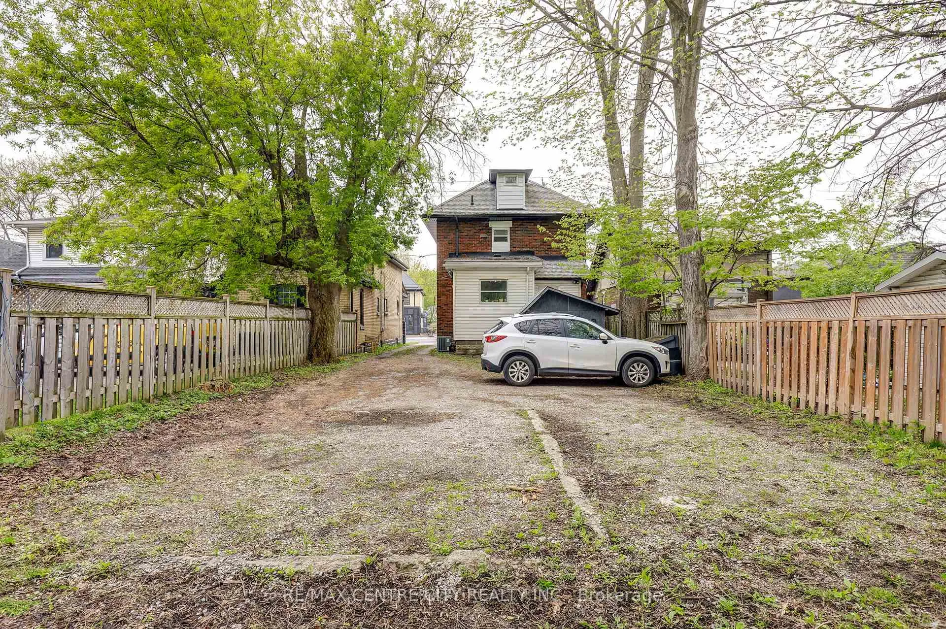 Photo 3 of 84 Wharncliffe Road S, London, South F — HOMEH