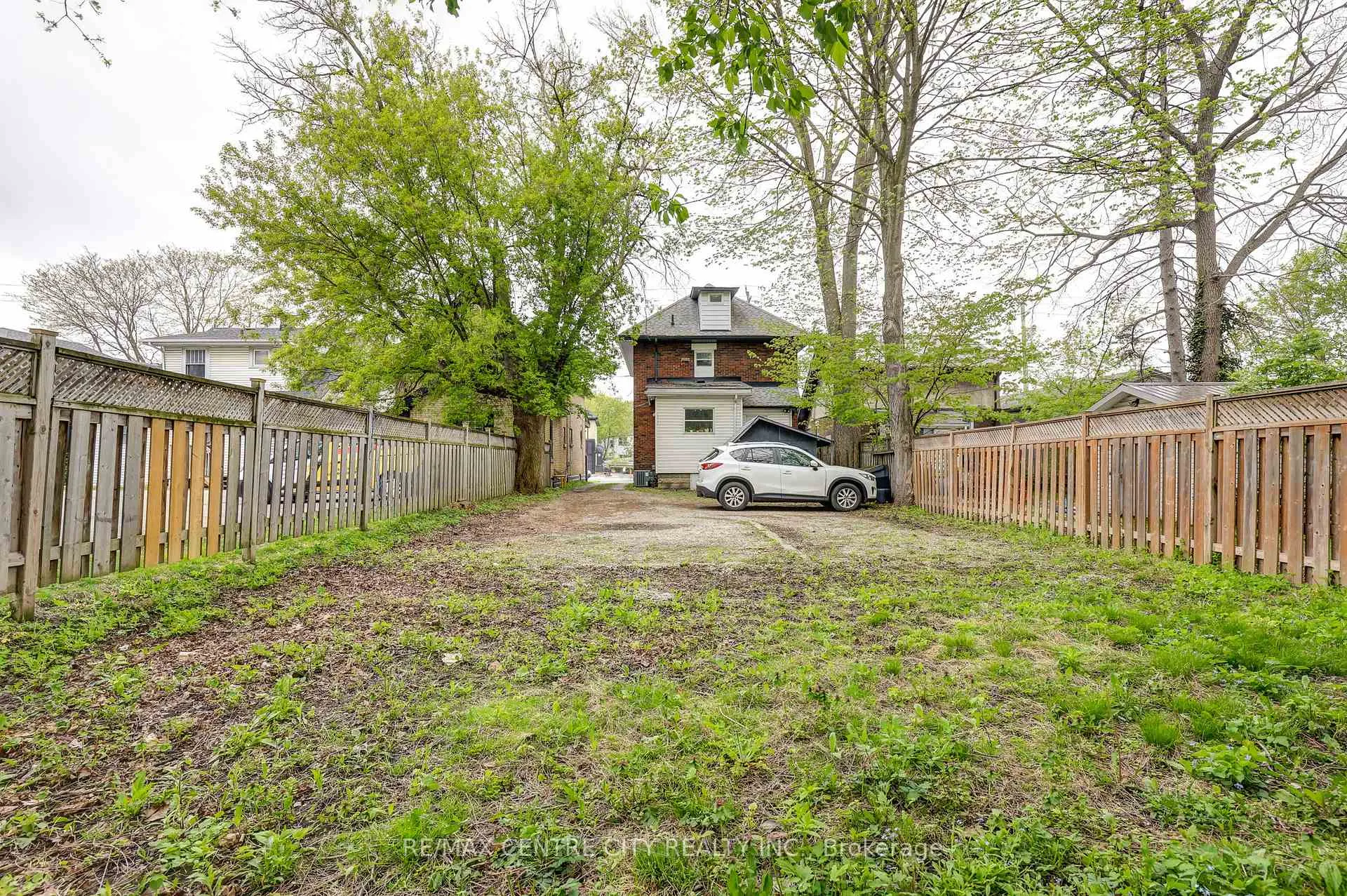 Photo 4 of 84 Wharncliffe Road S, London, South F — HOMEH