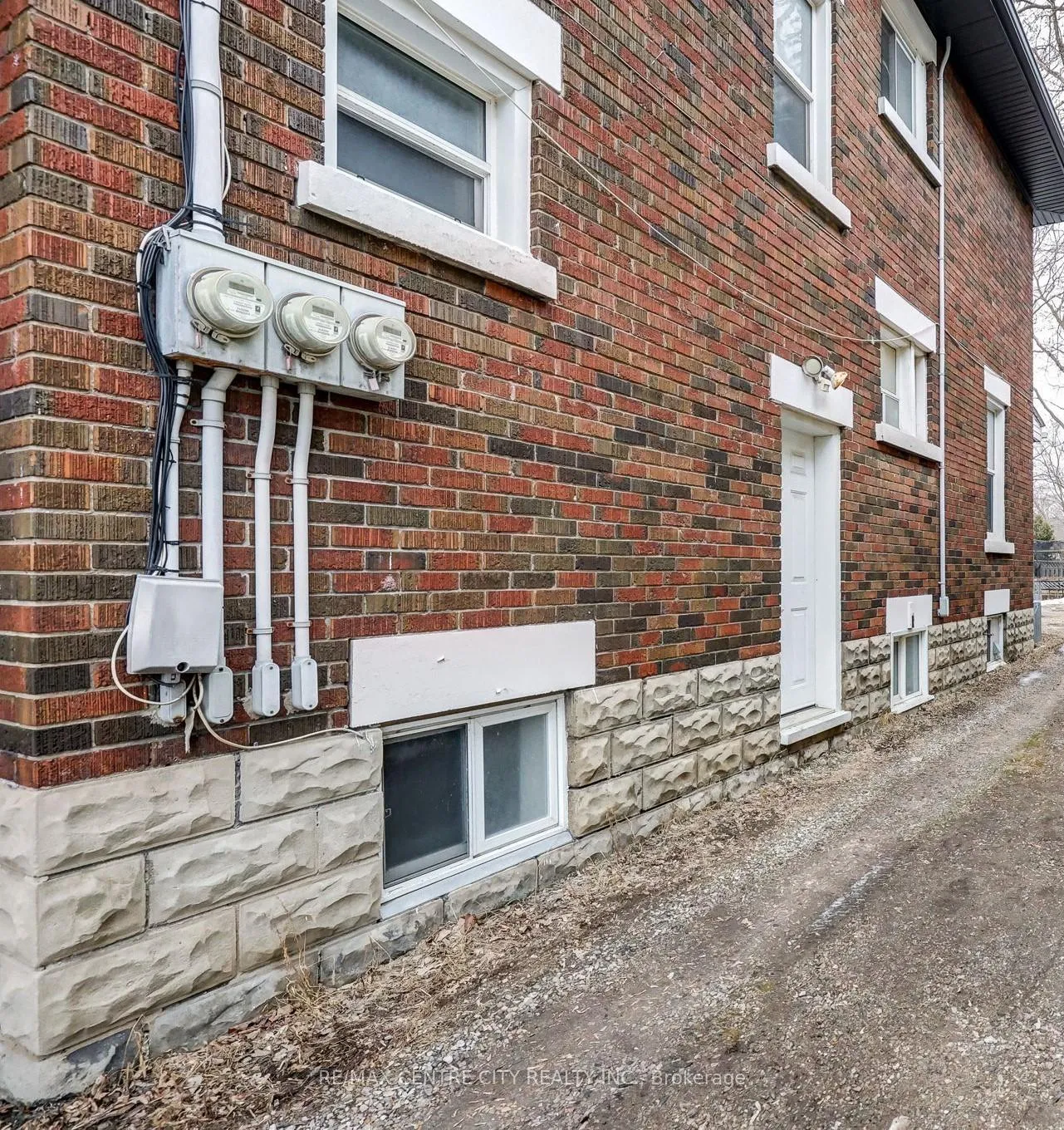 Photo 8 of 84 Wharncliffe Road S, London, South F — HOMEH