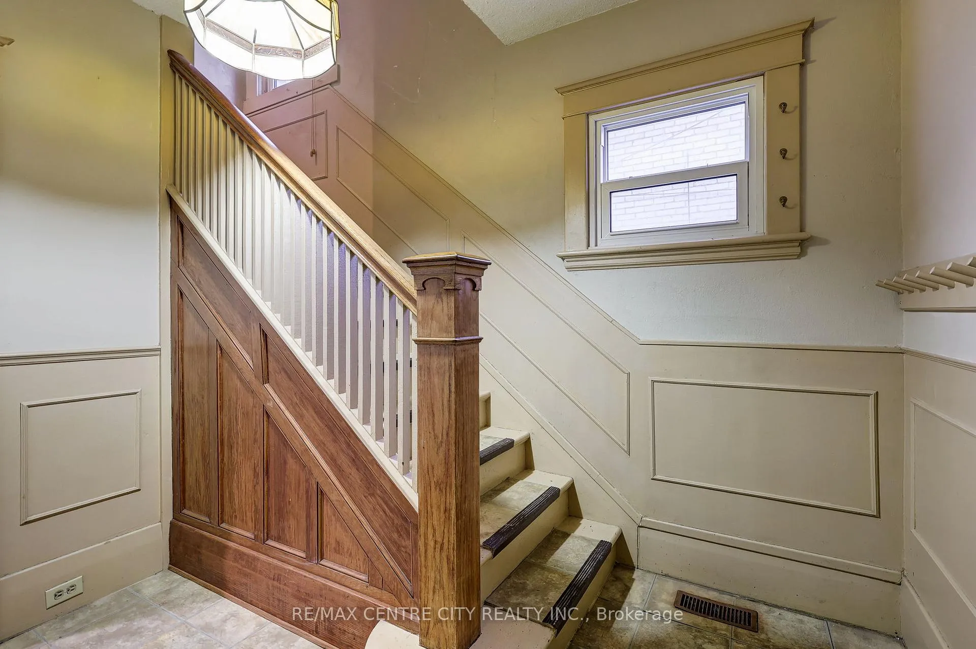 Photo 10 of 84 Wharncliffe Road S, London, South F — HOMEH