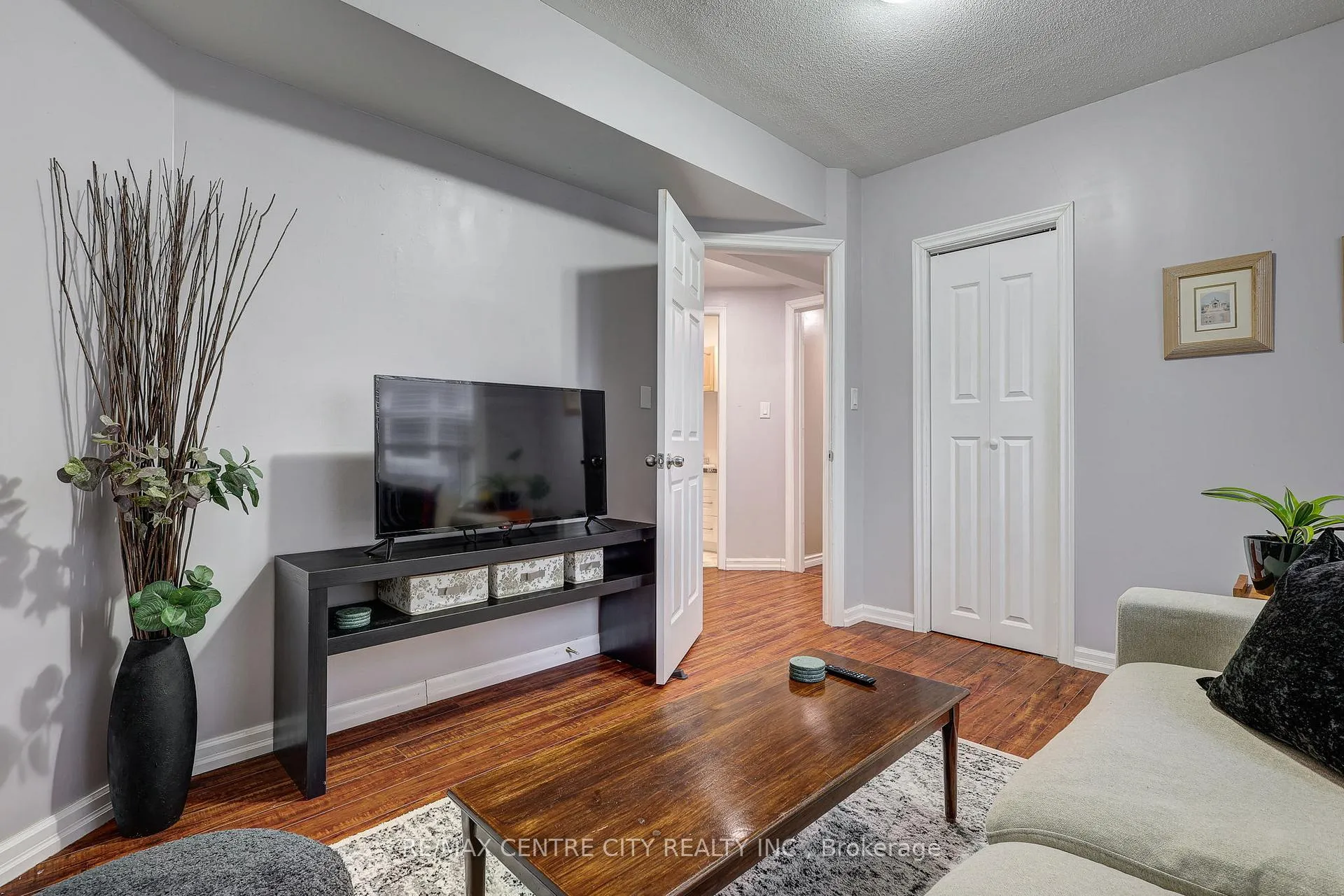 Photo 17 of 84 Wharncliffe Road S, London, South F — HOMEH