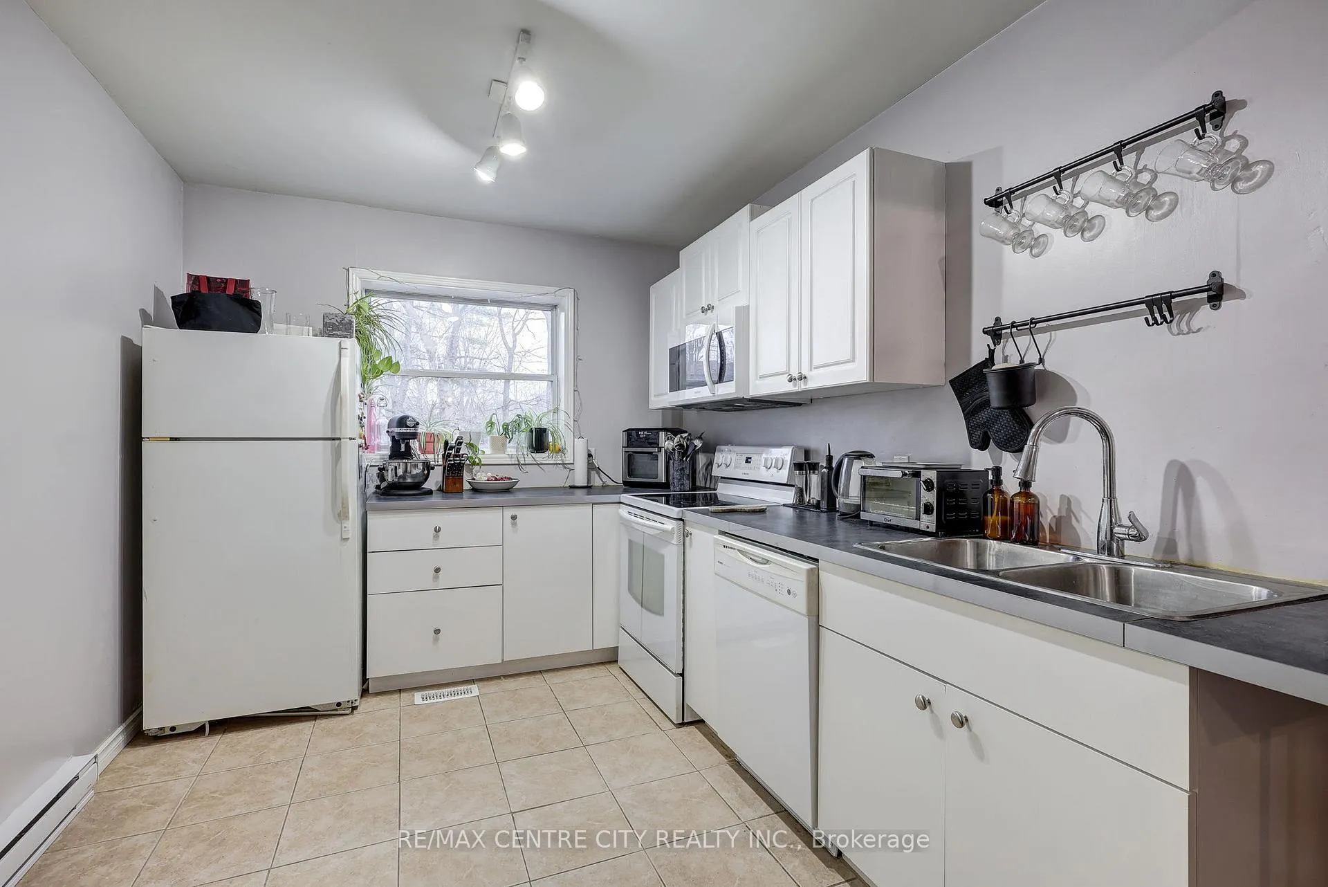 Photo 20 of 84 Wharncliffe Road S, London, South F — HOMEH