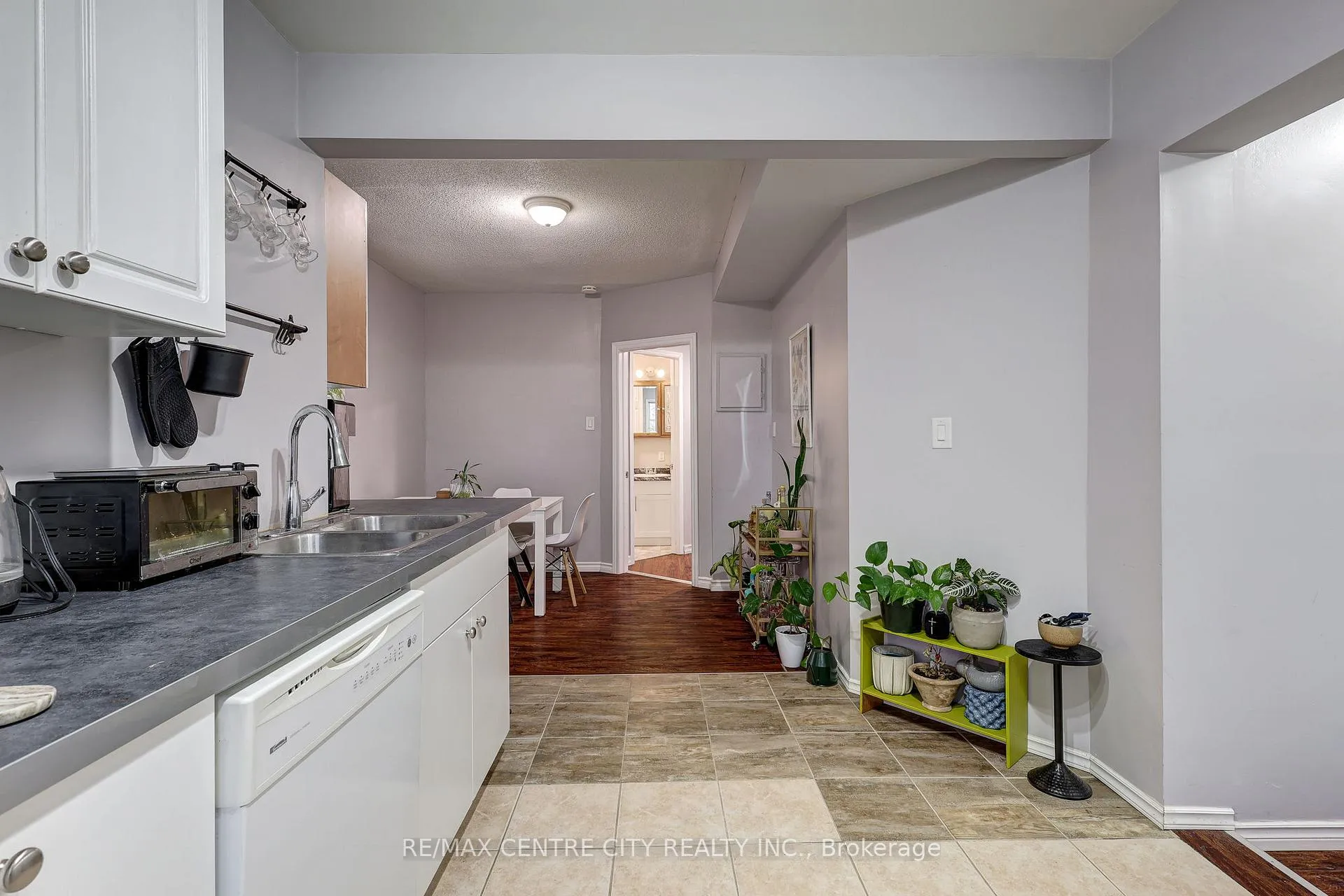 Photo 22 of 84 Wharncliffe Road S, London, South F — HOMEH