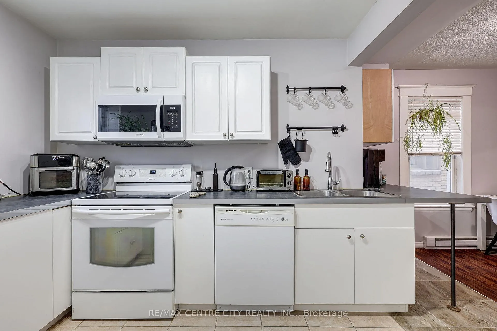 Photo 23 of 84 Wharncliffe Road S, London, South F — HOMEH