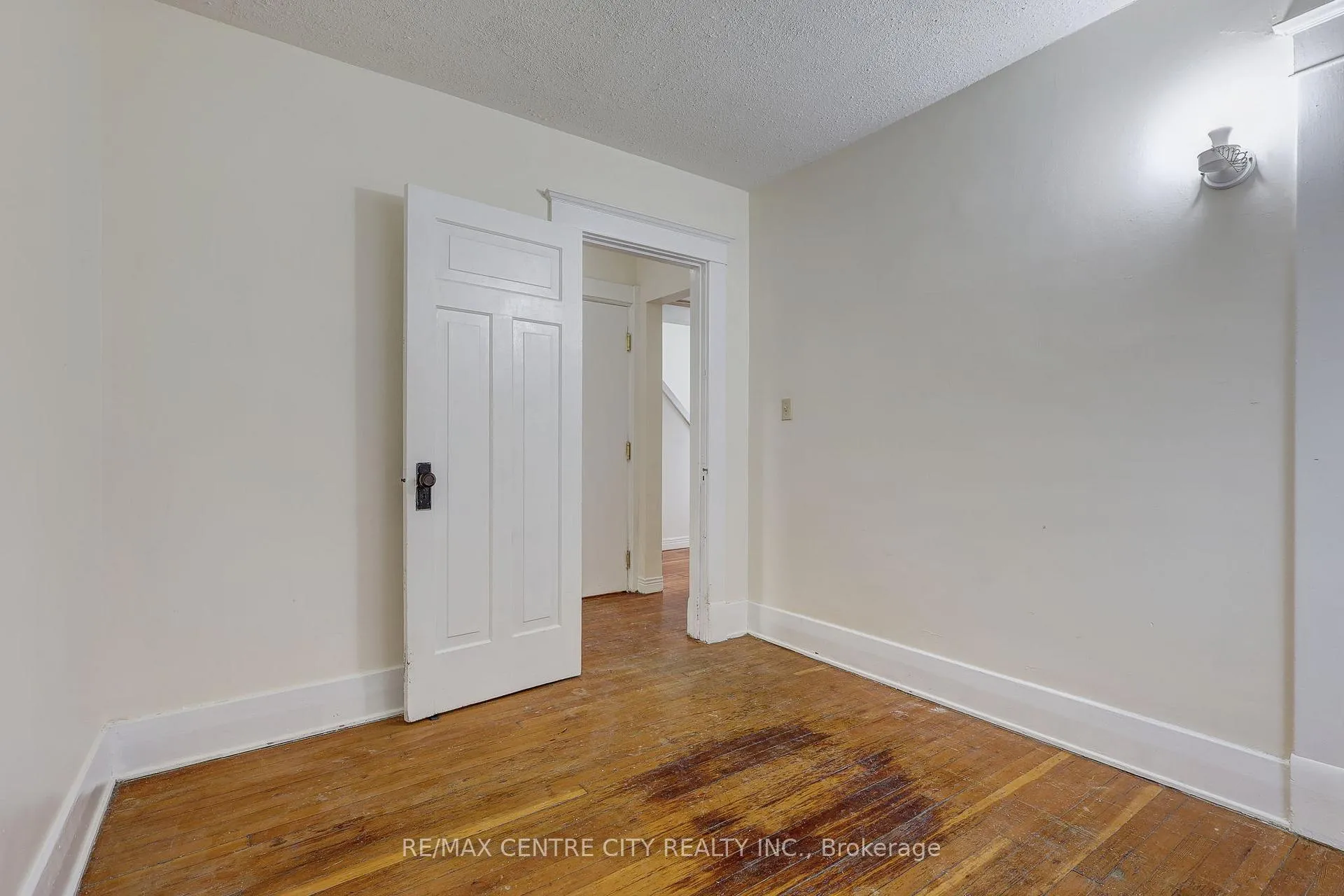 Photo 25 of 84 Wharncliffe Road S, London, South F — HOMEH