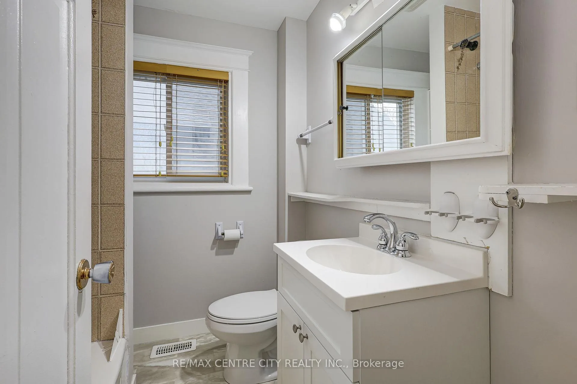 Photo 29 of 84 Wharncliffe Road S, London, South F — HOMEH