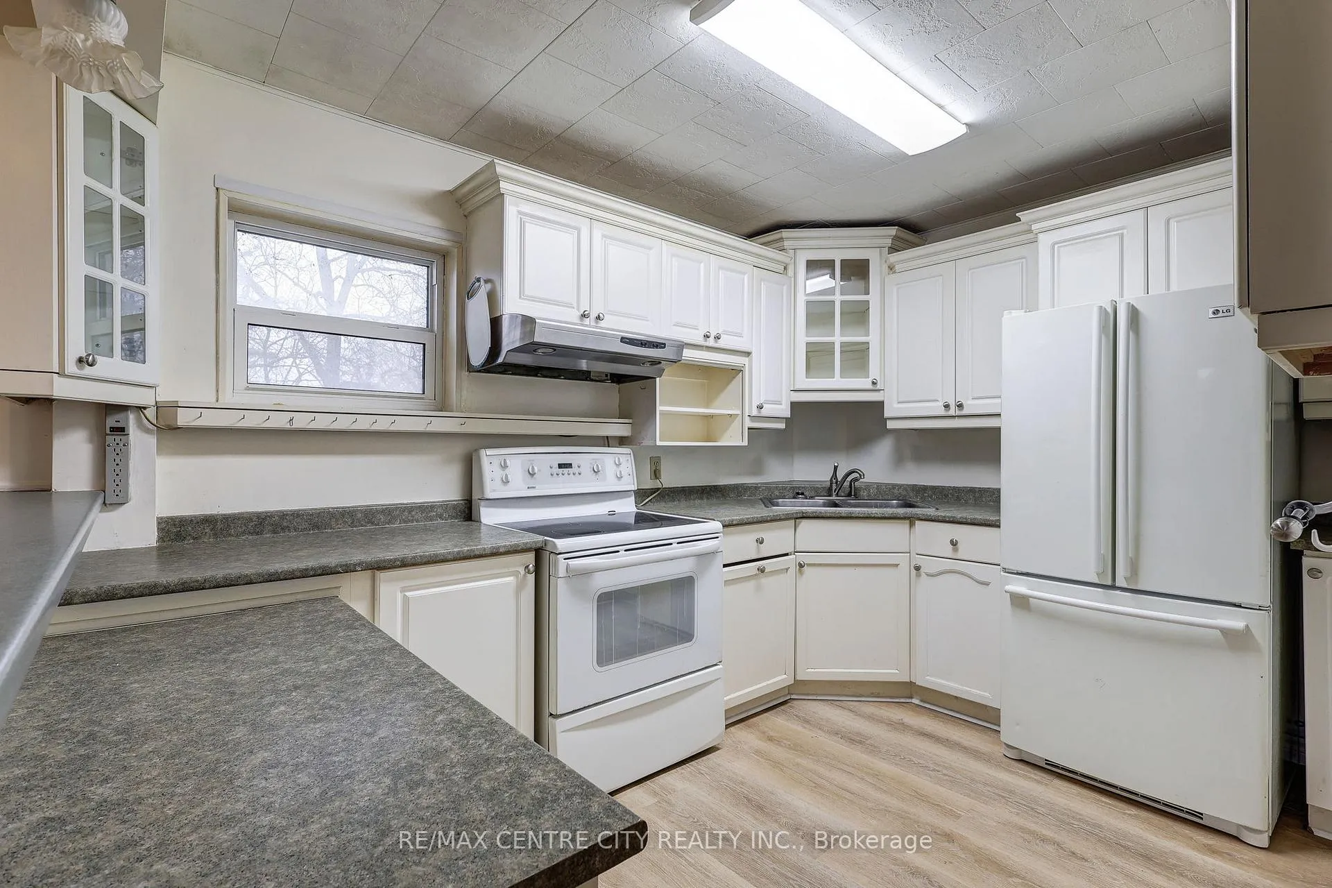 Photo 32 of 84 Wharncliffe Road S, London, South F — HOMEH