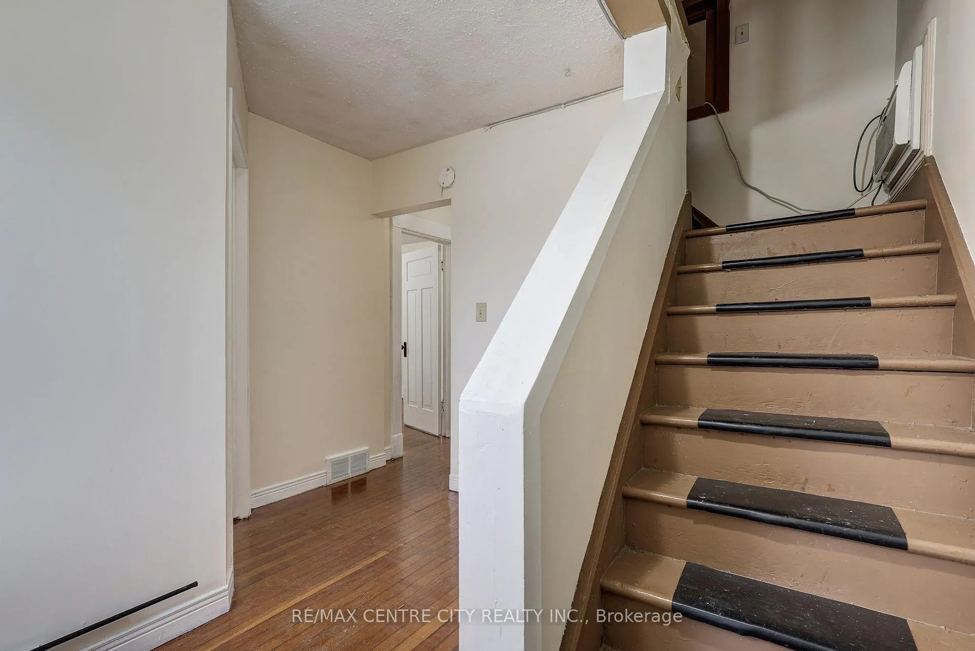 Photo 39 of 84 Wharncliffe Road S, London, South F — HOMEH