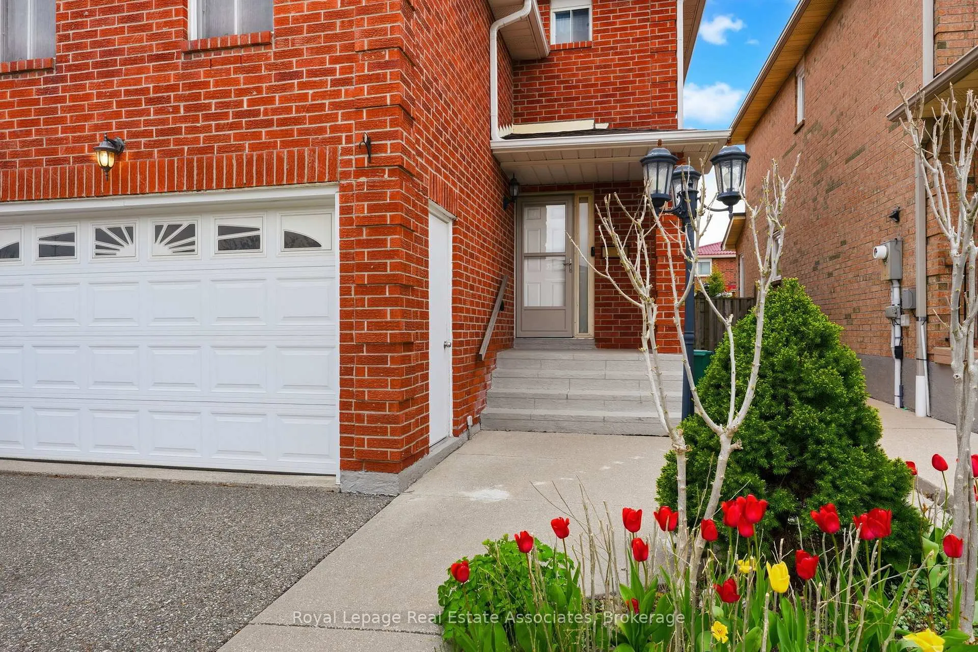 Photo 4 of 14 Beisel Court, Brampton, Heart Lake West — HOMEH