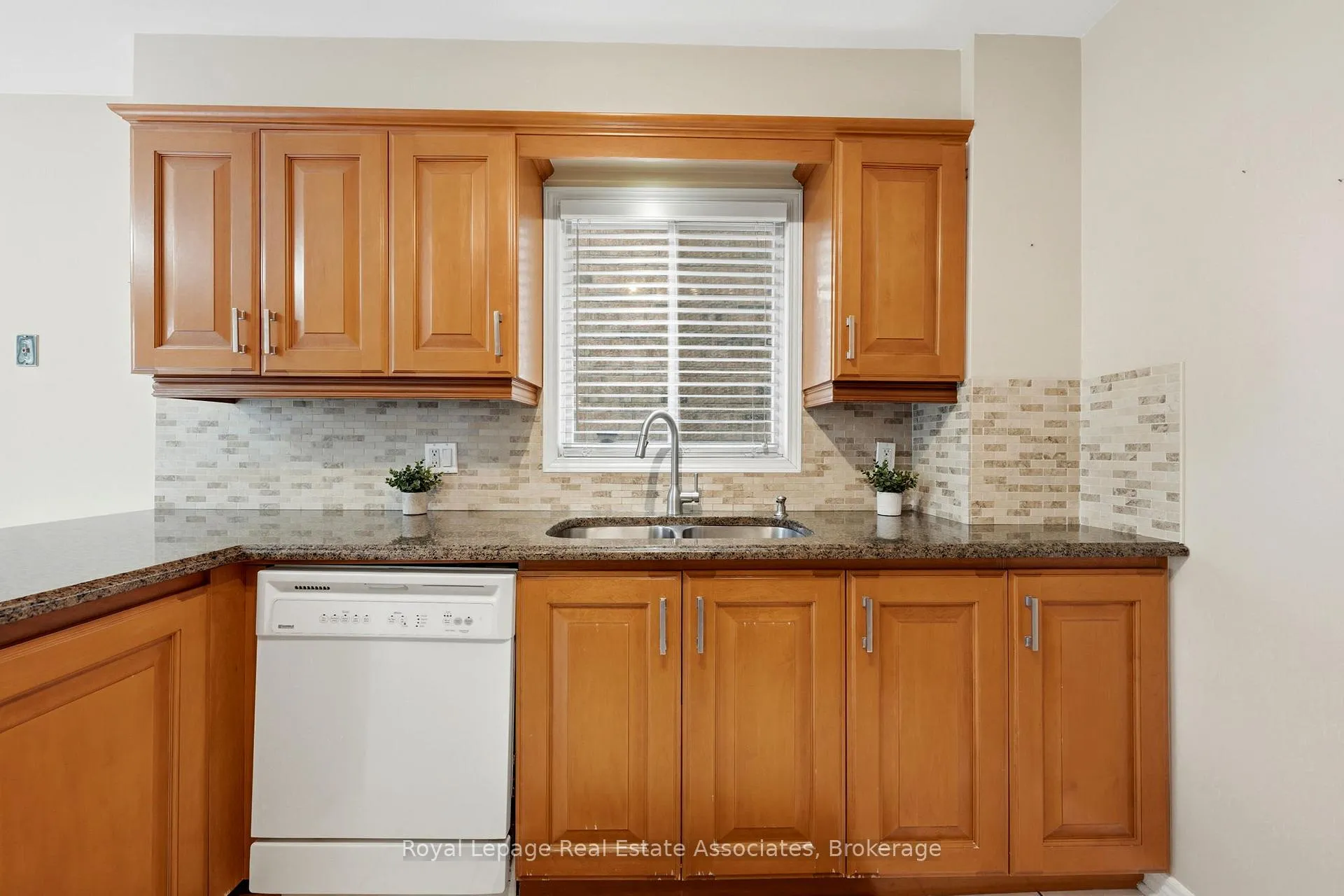Photo 11 of 14 Beisel Court, Brampton, Heart Lake West — HOMEH