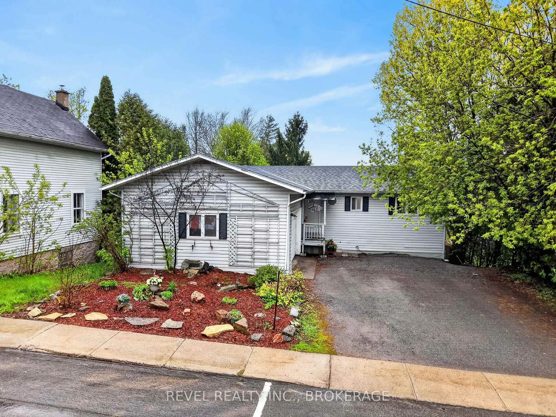 Photo 4 of 4331 Mill Street, Frontenac, Frontenac South — HOMEH
