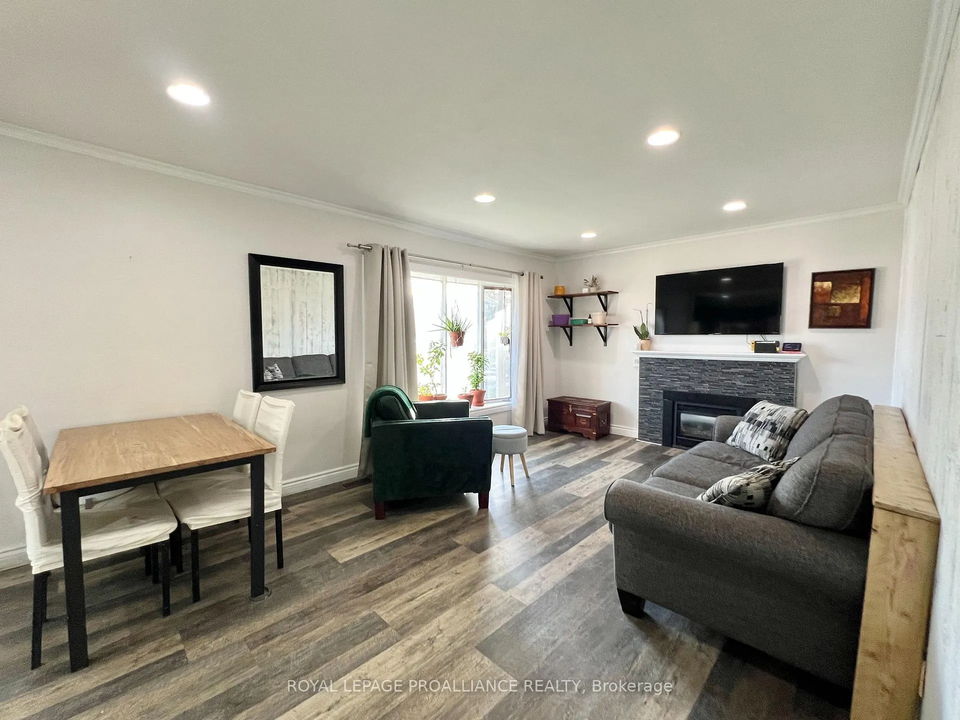 Photo 3 of 24 Russell Street, Belleville, Belleville Ward — HOMEH