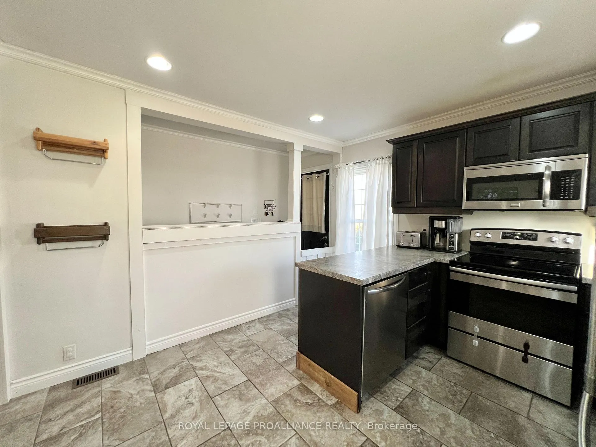 Photo 9 of 24 Russell Street, Belleville, Belleville Ward — HOMEH