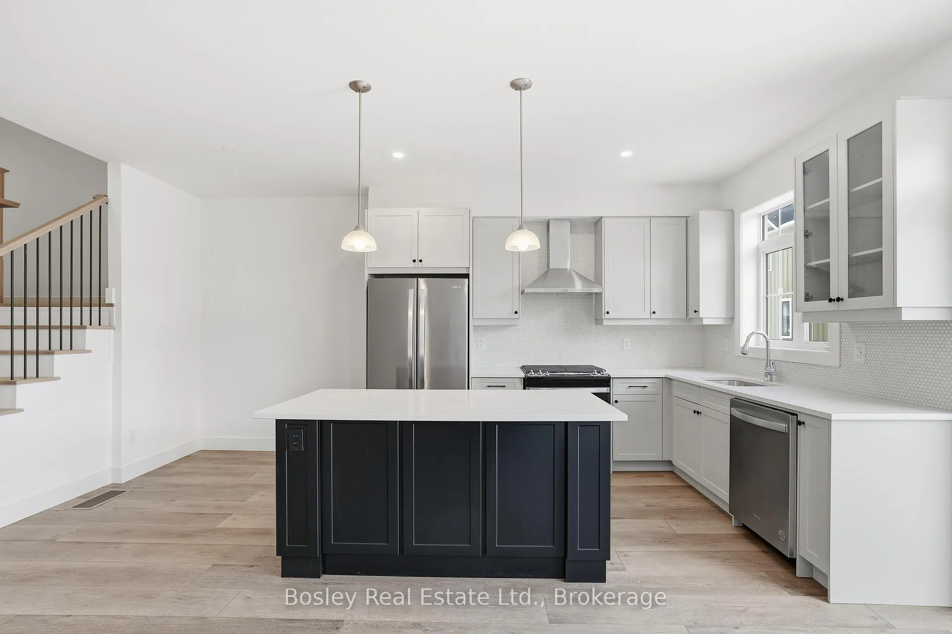 Photo 6 of 130 White Oak Crescent, Blue Mountains — HOMEH