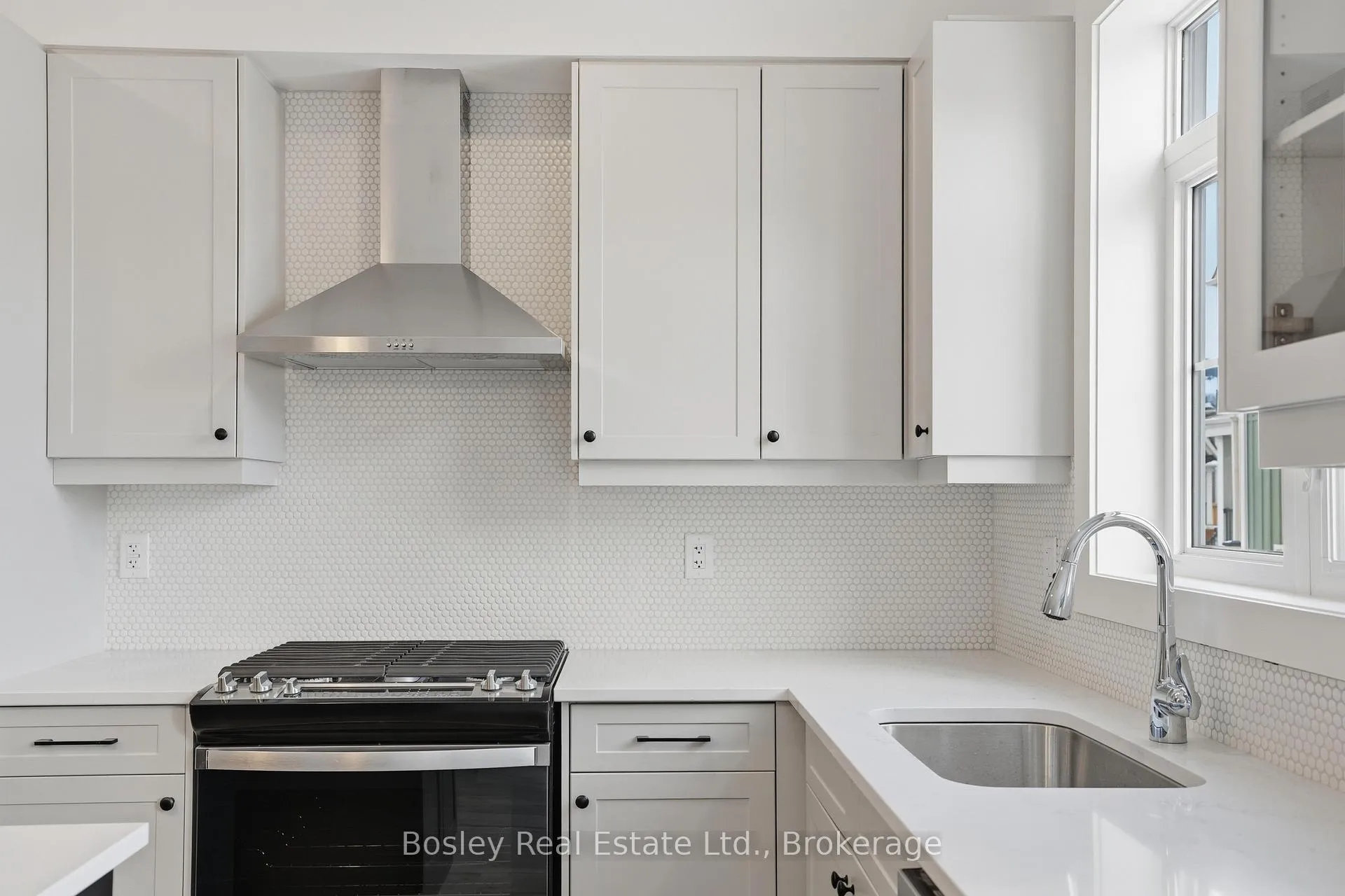 Photo 8 of 130 White Oak Crescent, Blue Mountains — HOMEH