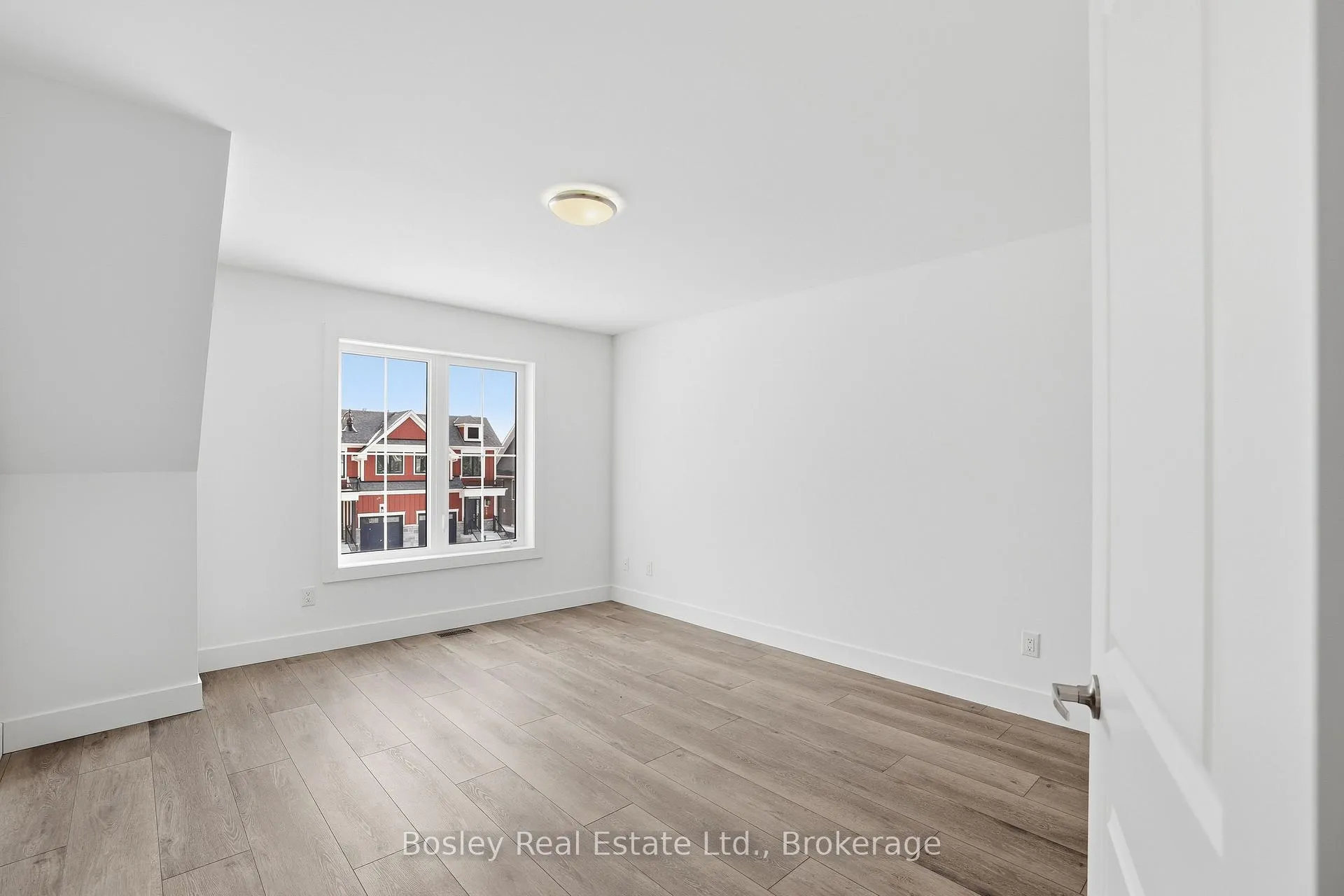 Photo 14 of 130 White Oak Crescent, Blue Mountains — HOMEH