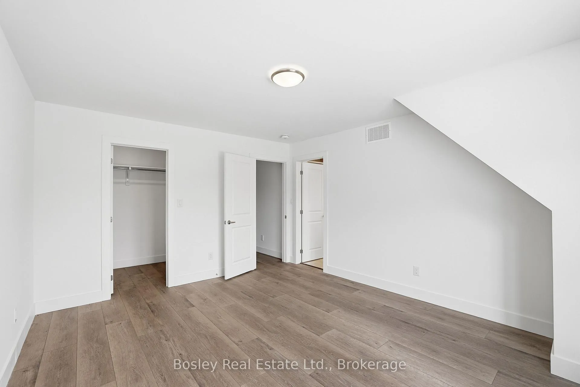 Photo 17 of 130 White Oak Crescent, Blue Mountains — HOMEH