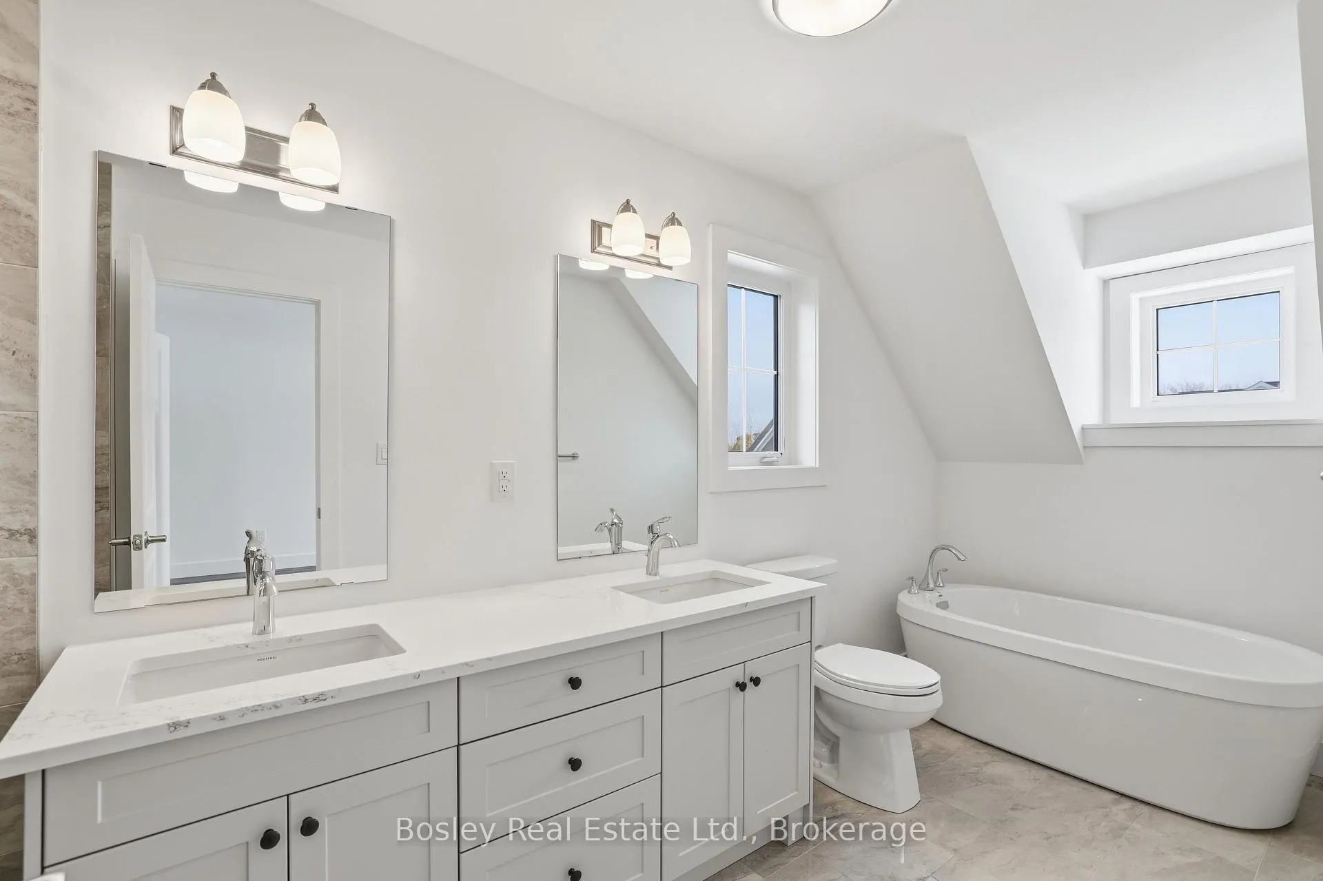 Photo 18 of 130 White Oak Crescent, Blue Mountains — HOMEH