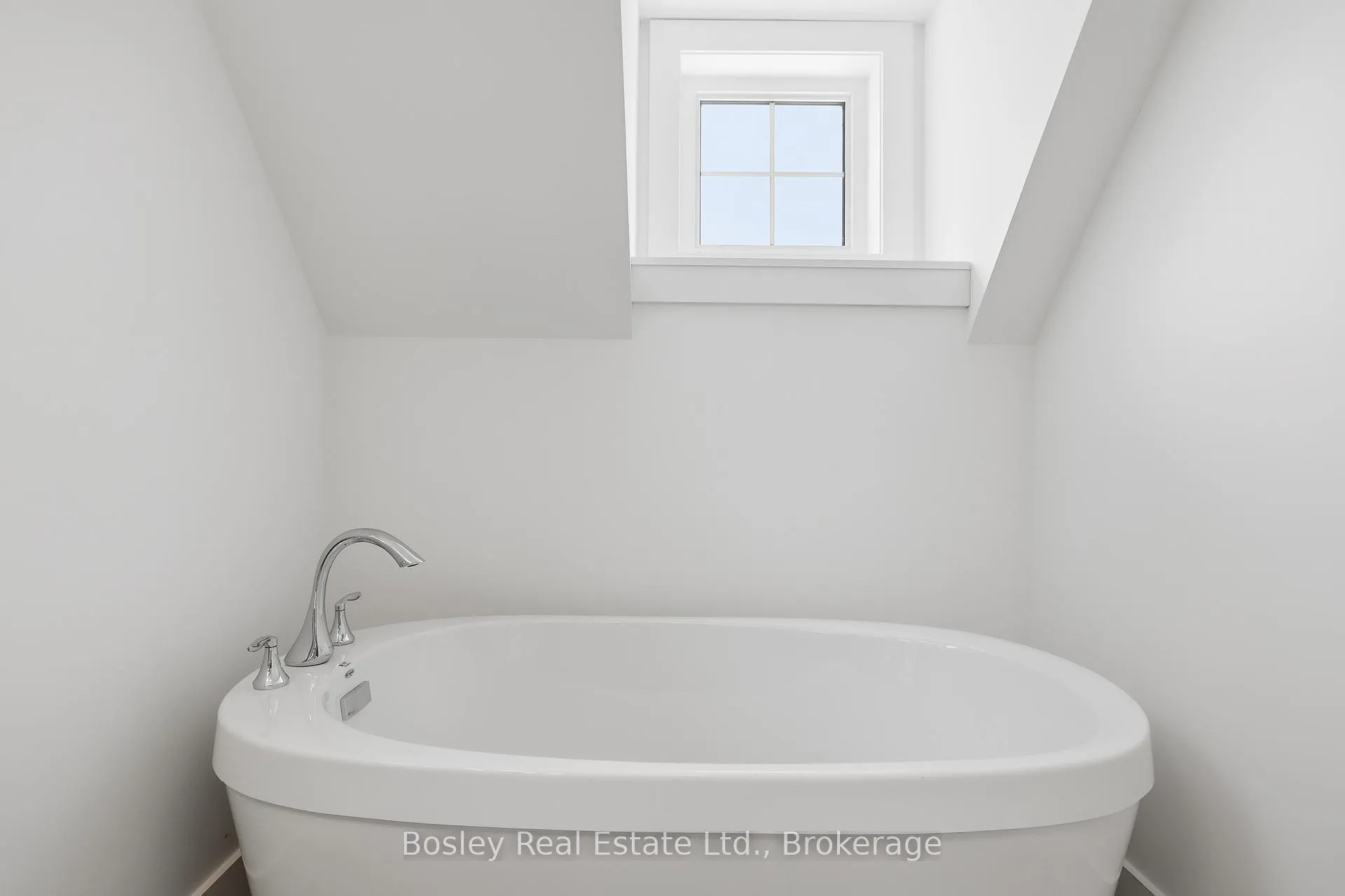 Photo 20 of 130 White Oak Crescent, Blue Mountains — HOMEH