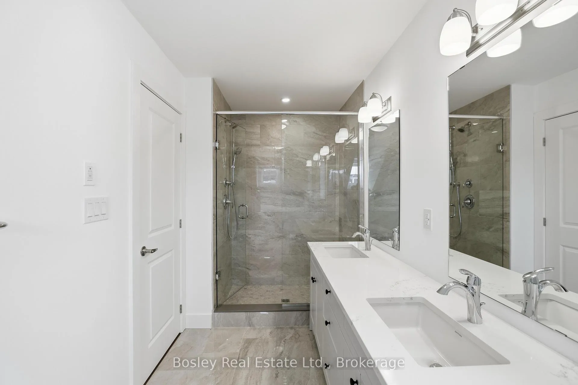 Photo 21 of 130 White Oak Crescent, Blue Mountains — HOMEH