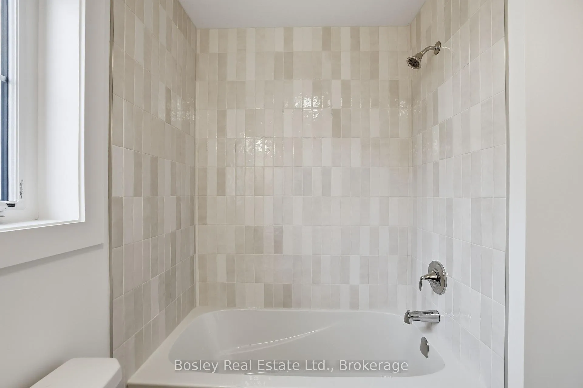 Photo 25 of 130 White Oak Crescent, Blue Mountains — HOMEH