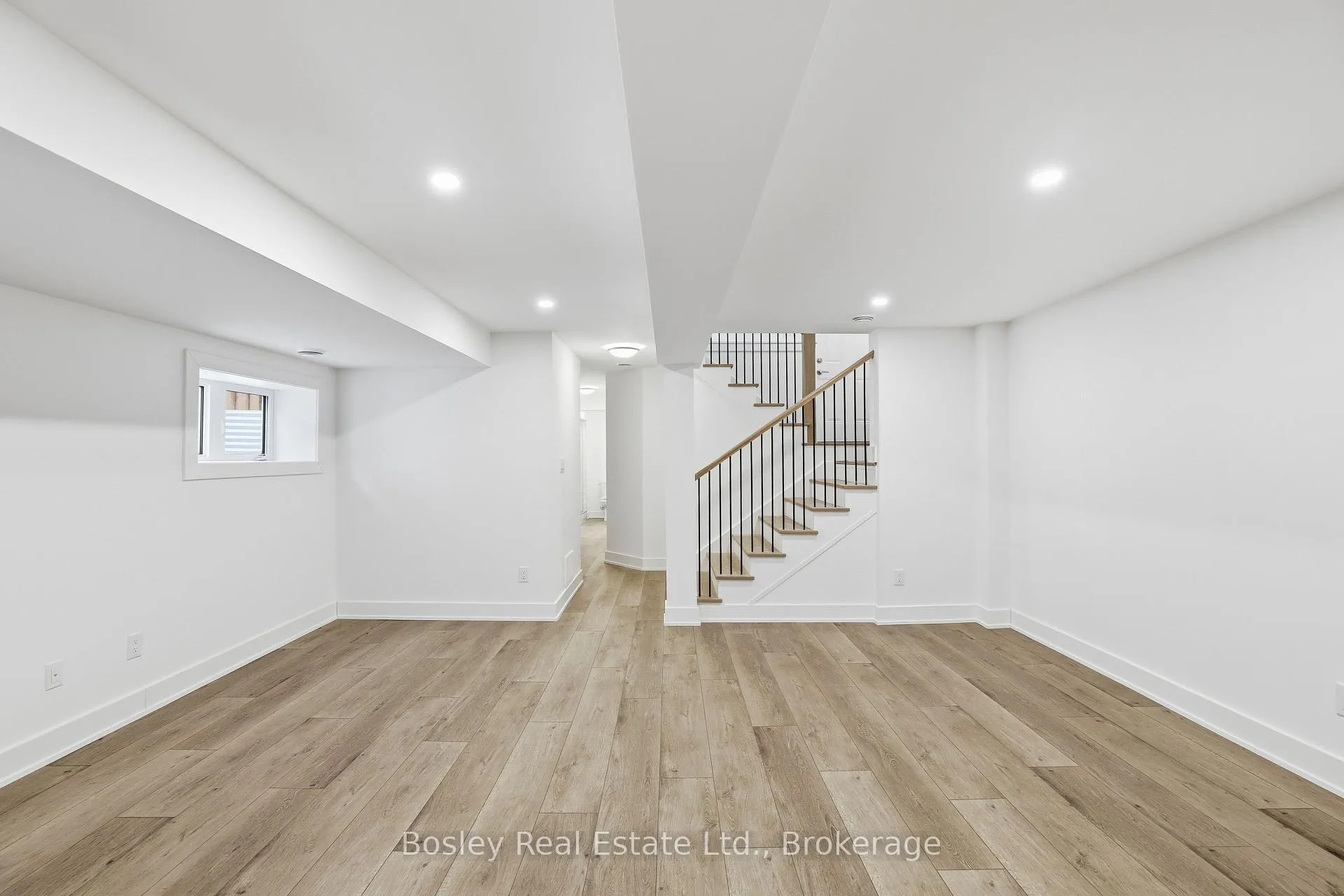 Photo 34 of 130 White Oak Crescent, Blue Mountains — HOMEH