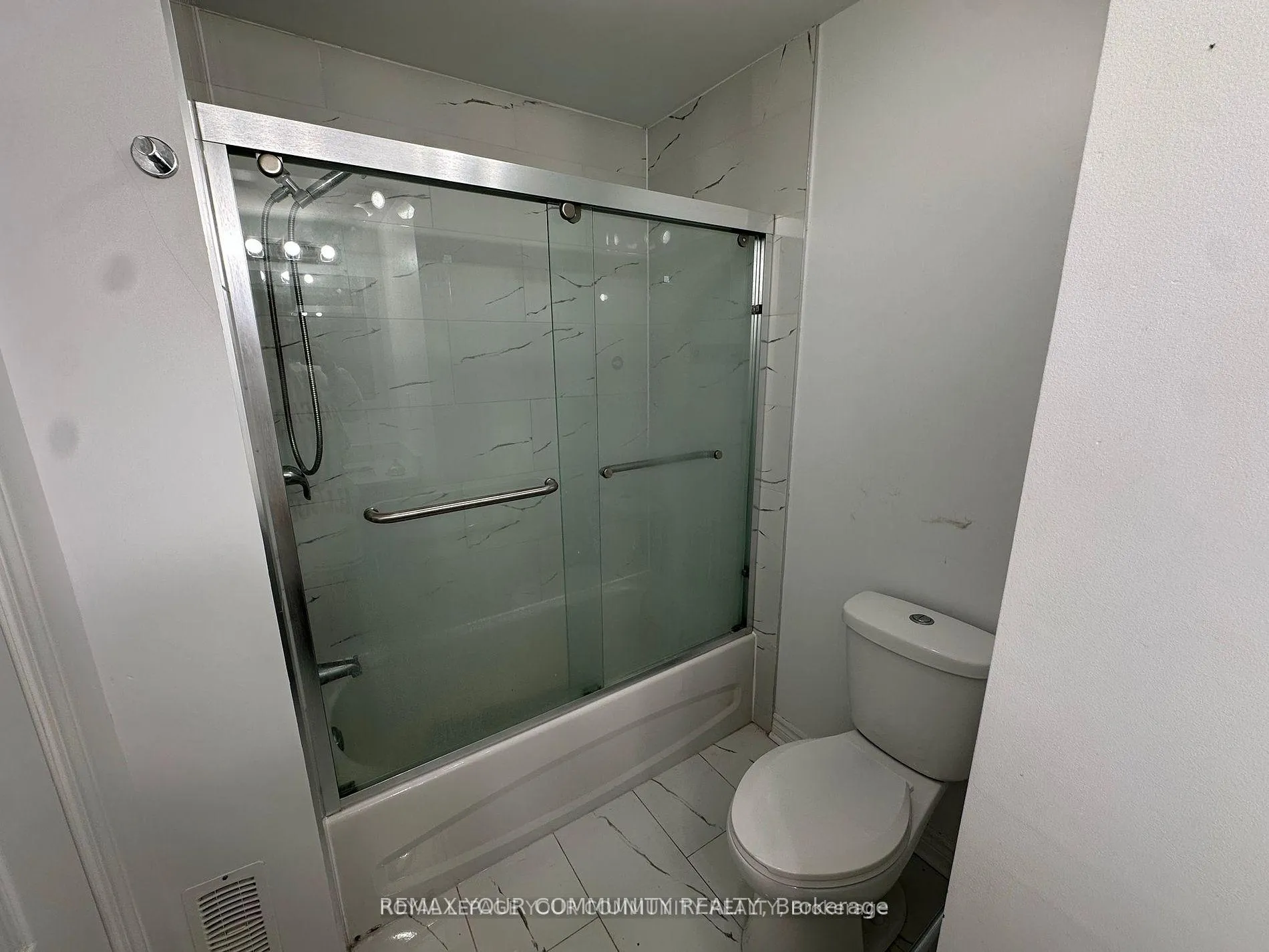 Photo 13 of 945 Yonge Street, Barrie, Painswick South — HOMEH