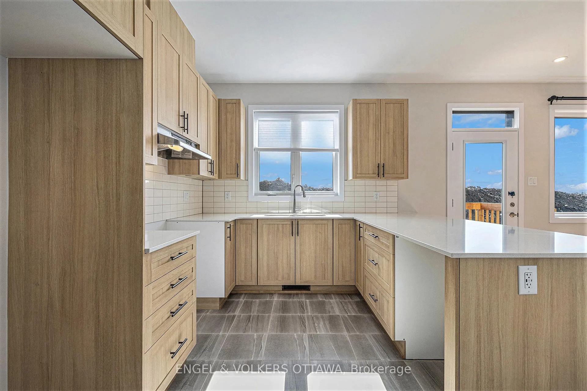 Photo 9 of 146 Beebalm Crescent, Ottawa, Barrhaven - Half Moon Bay — HOMEH