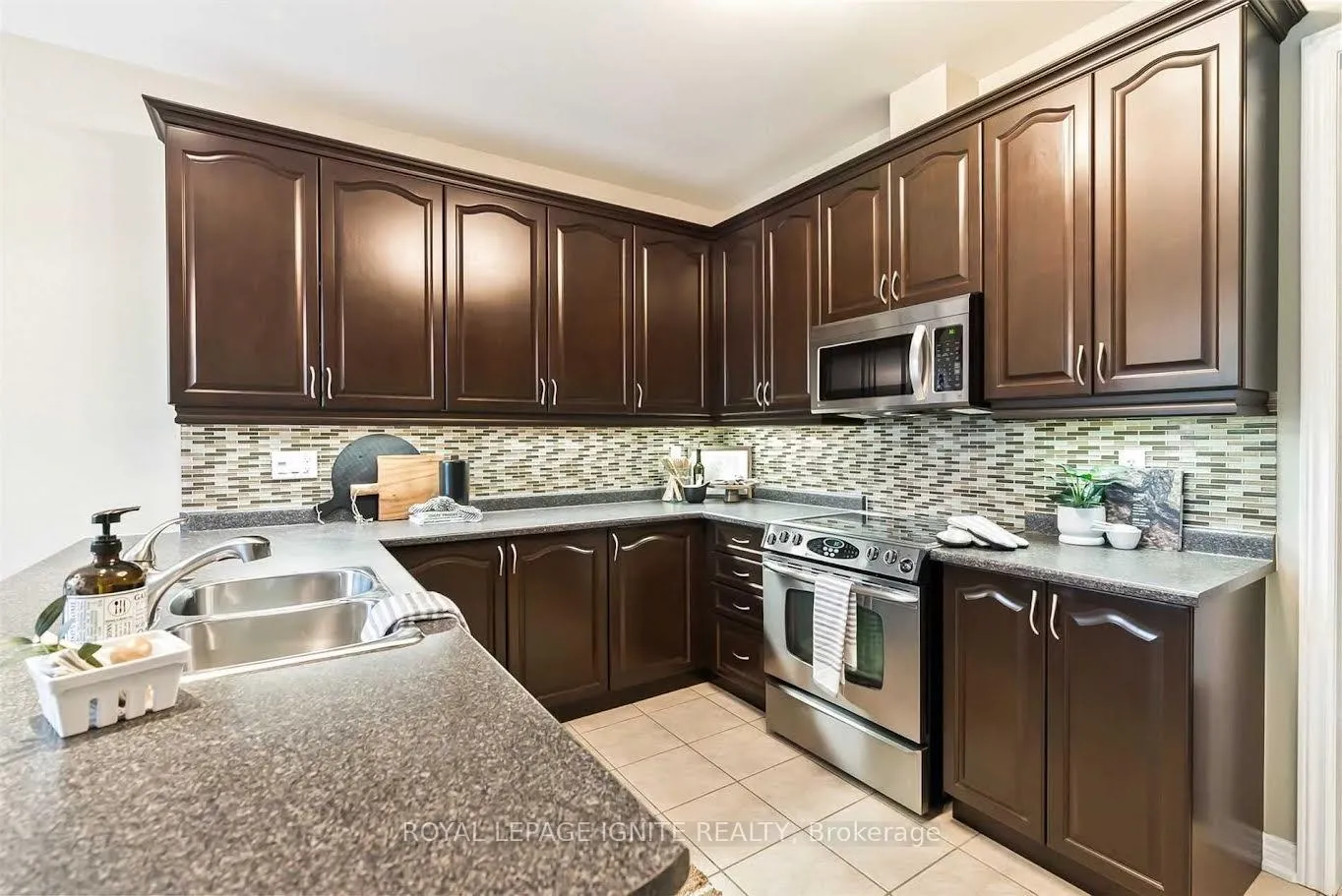 Photo 10 of 54 Albert Street, Clarington, Bowmanville — HOMEH