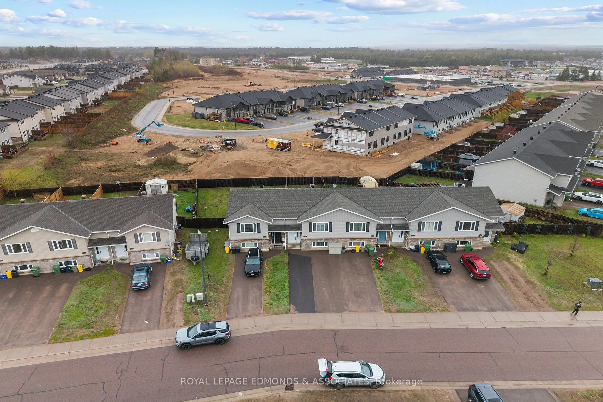 Photo 5 of 8 William Thomas Drive, Petawawa — HOMEH
