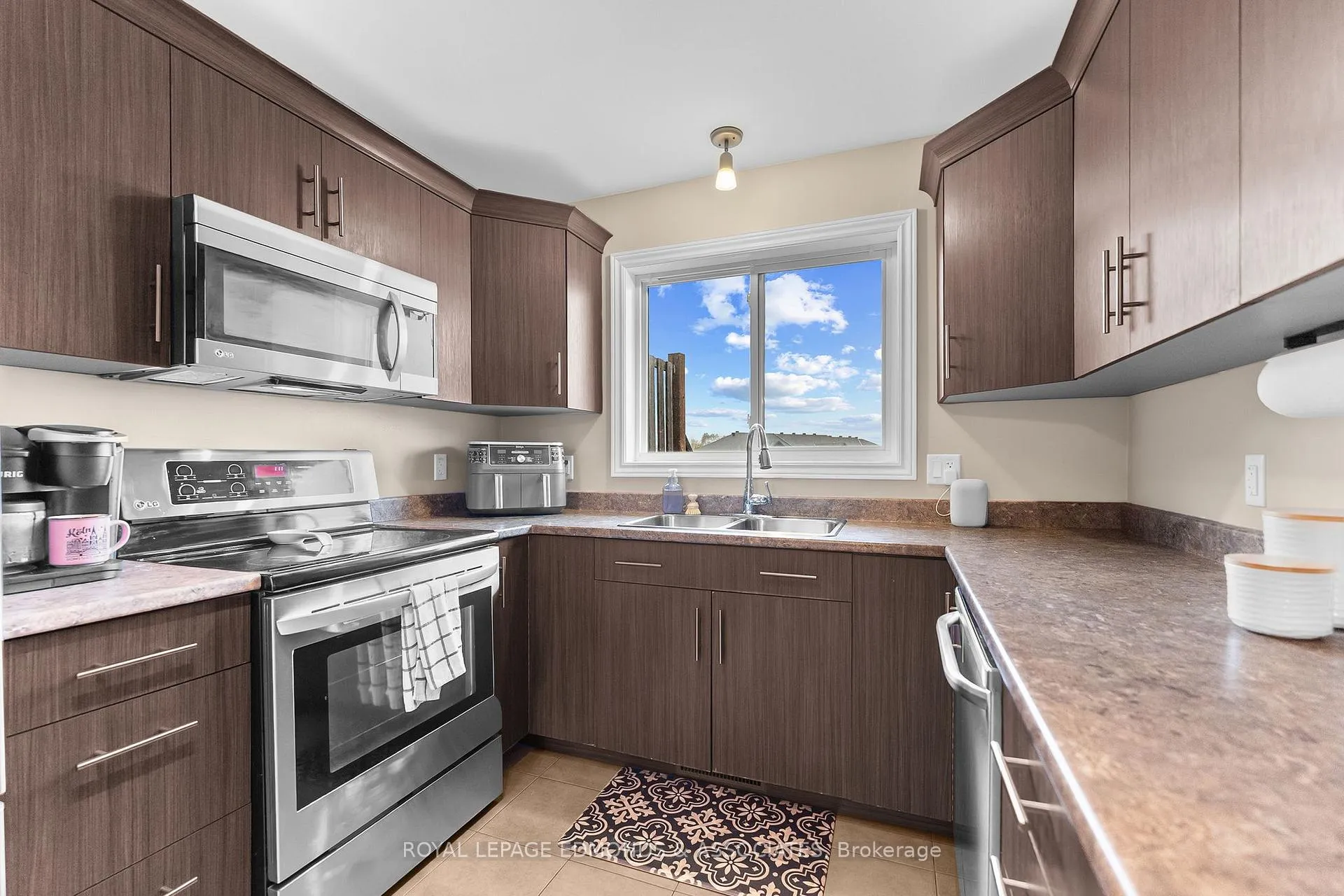 Photo 14 of 8 William Thomas Drive, Petawawa — HOMEH